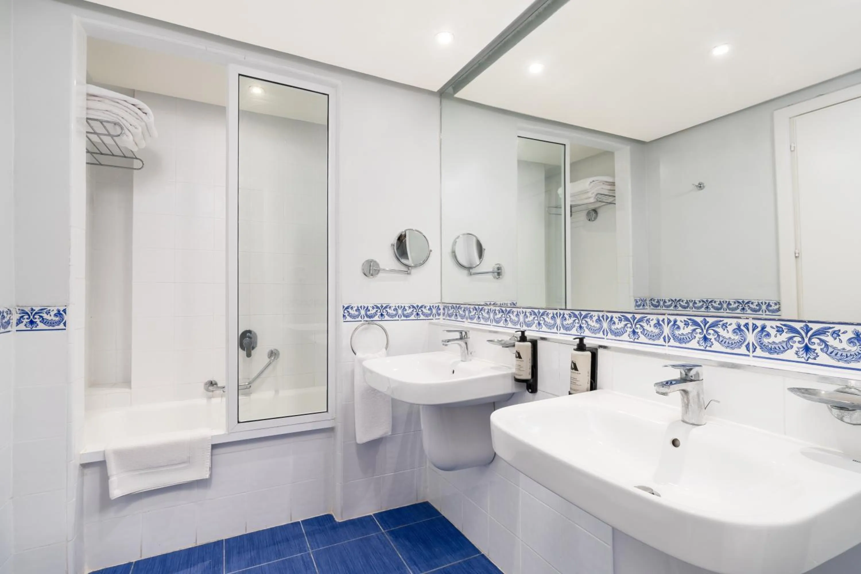 Bathroom in Dunes d'Or Ocean Club