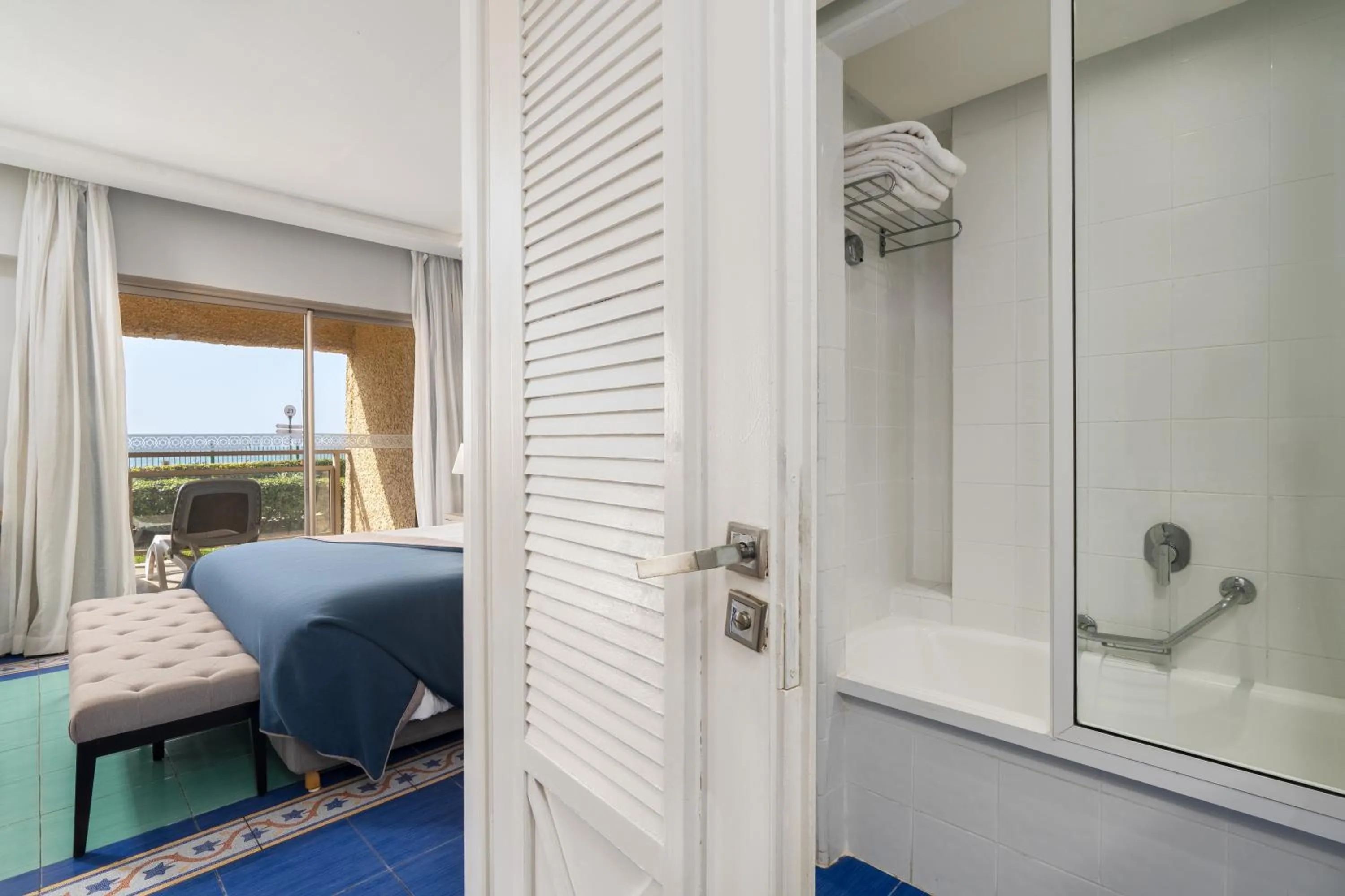 Bathroom, Bed in Dunes d'Or Ocean Club