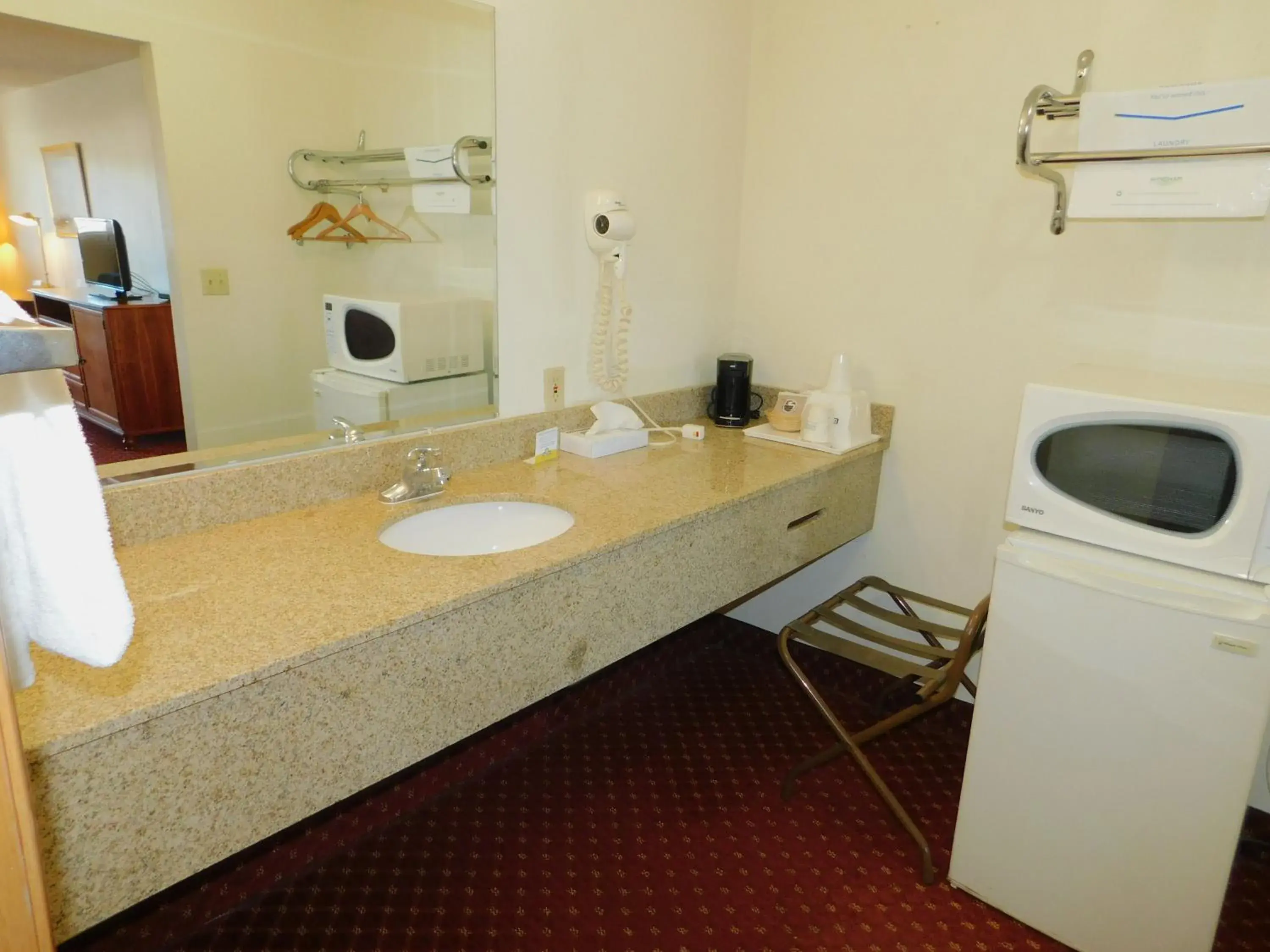 King Room - Smoking in Days Inn by Wyndham Huntington King Room - Smoking in Days Inn by Wyndham Huntington