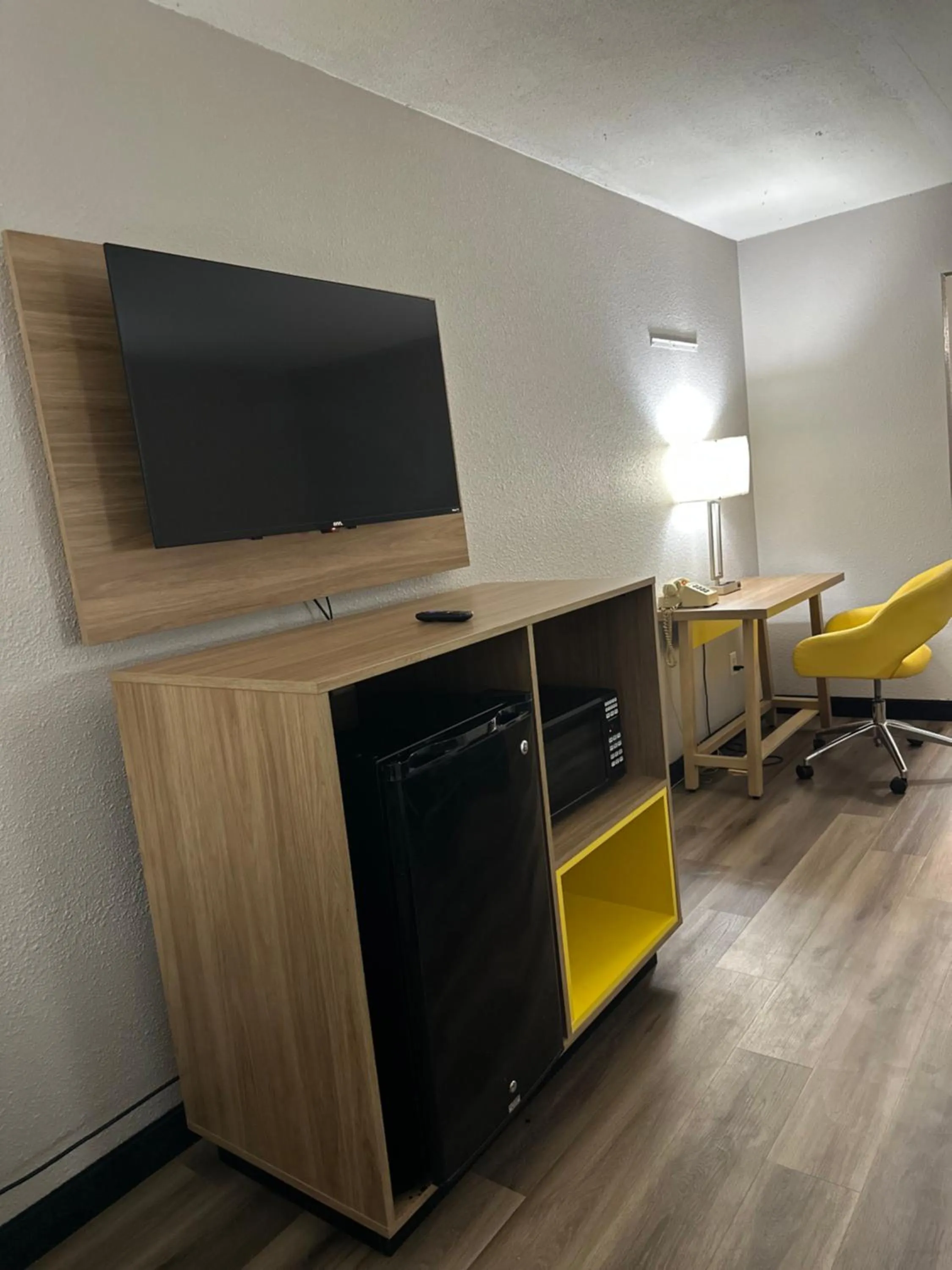 TV and multimedia in Days Inn by Wyndham Huntington