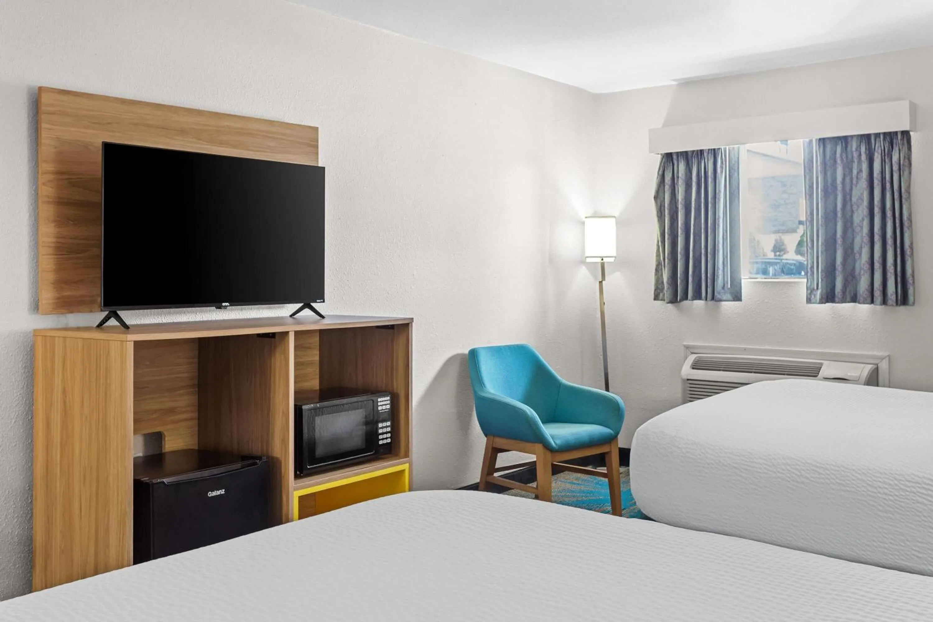 Bed in Days Inn by Wyndham Huntington