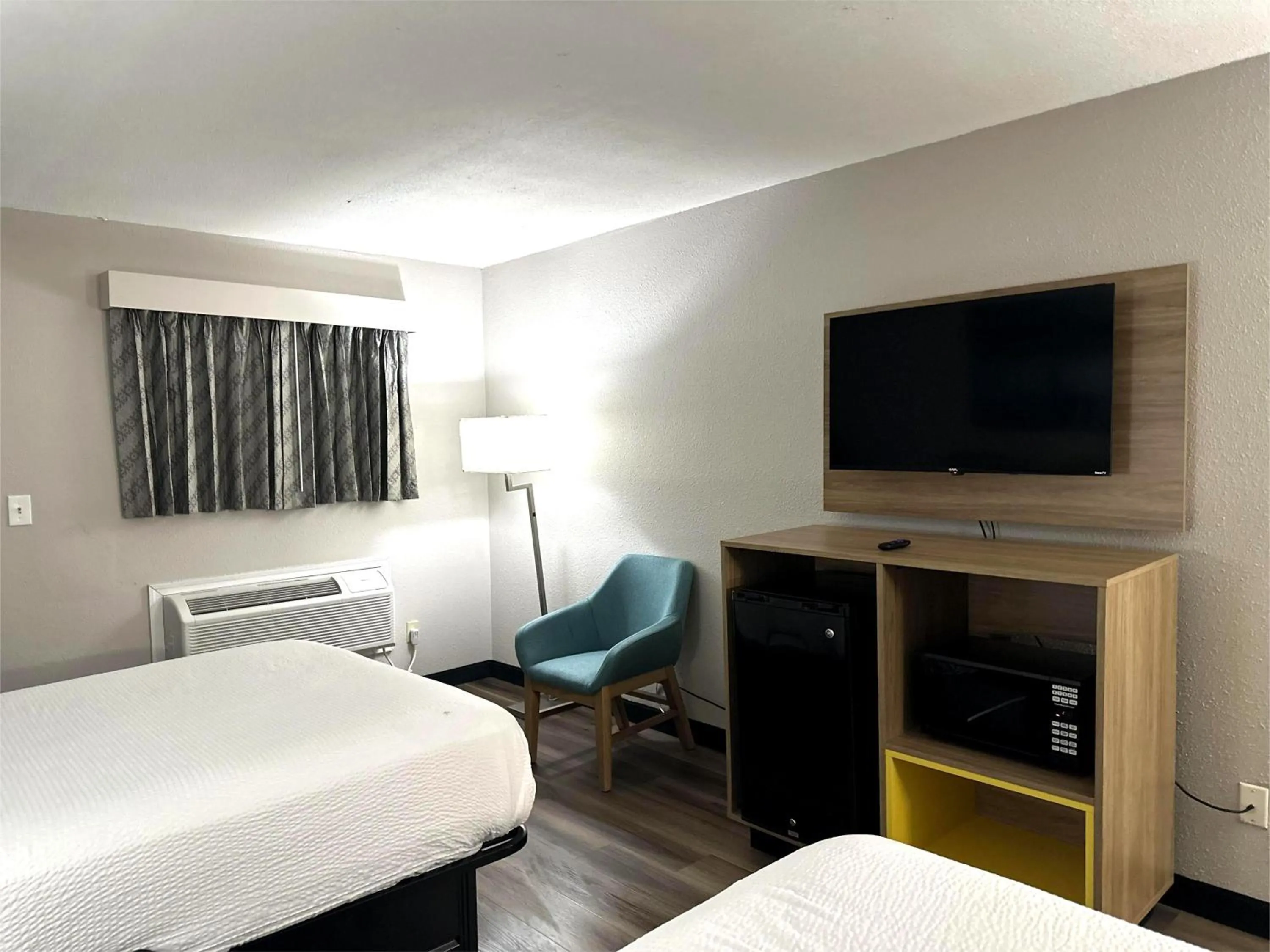 Bedroom, Bed in Days Inn by Wyndham Huntington