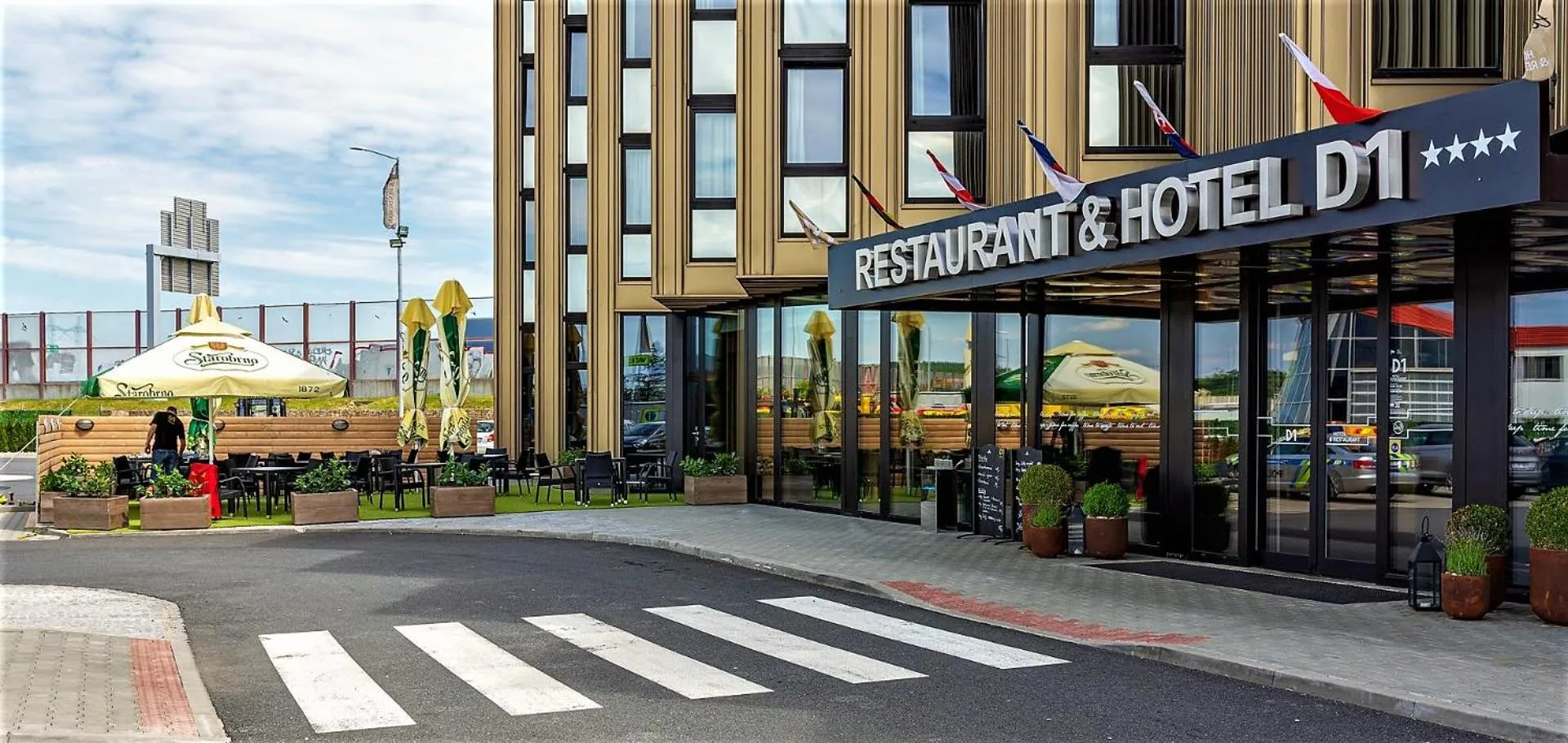 Restaurant/places to eat in Hotel D1