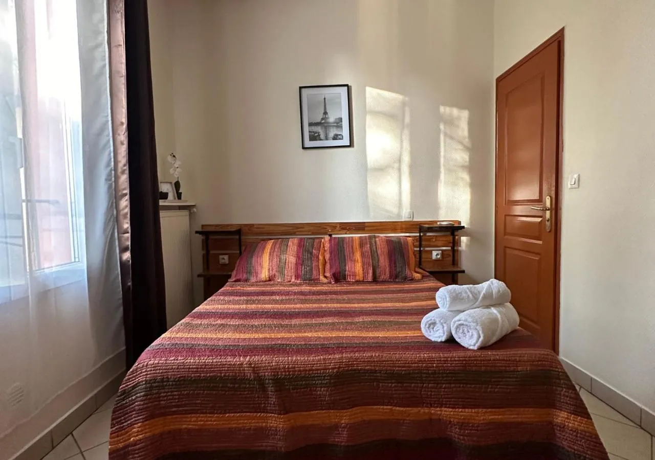 Bed in Hôtel Victor Hugo