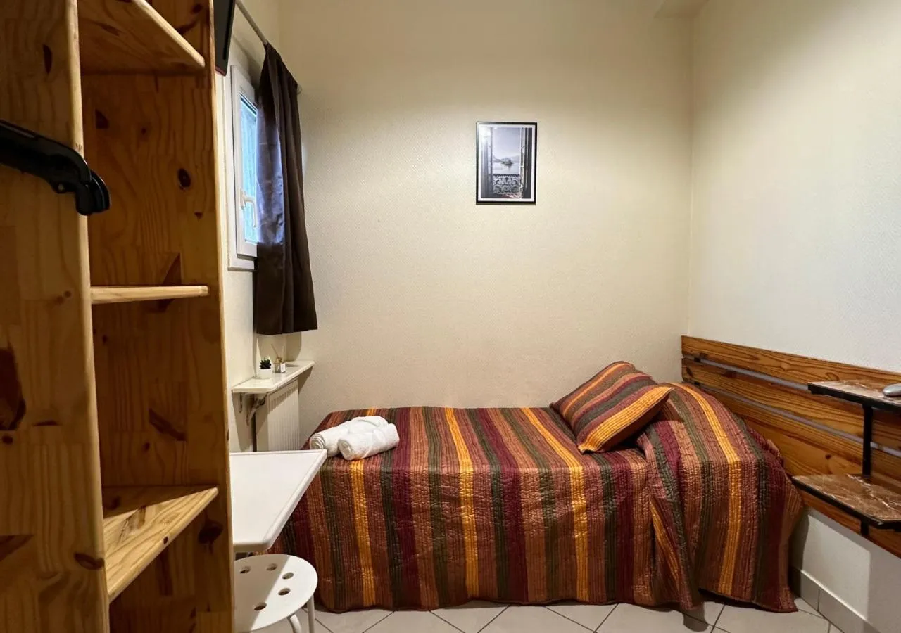 Bed in Hôtel Victor Hugo