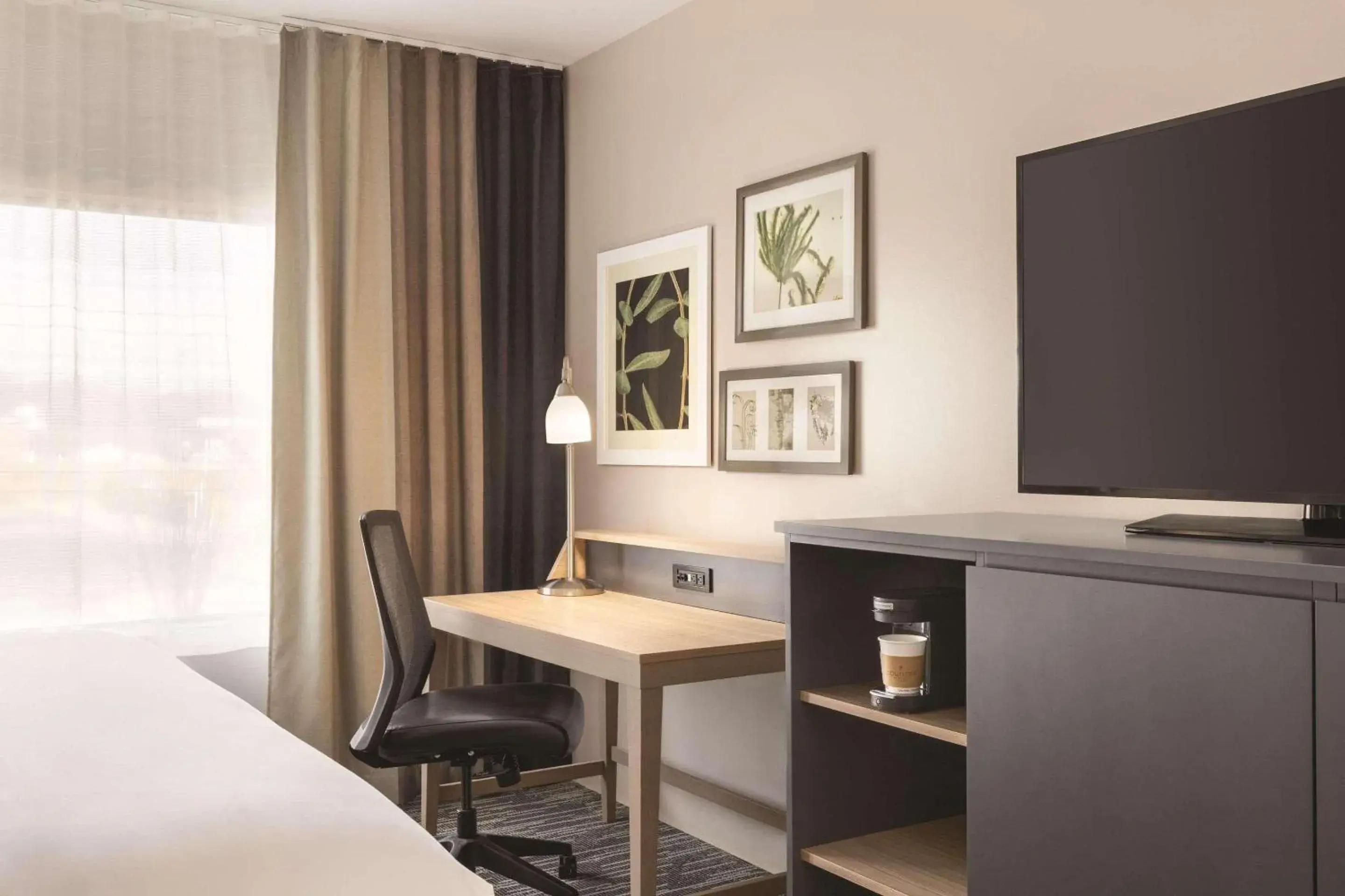 Premium Queen Room with Two Queen Beds and Balcony - Disability Access/Non-Smoking in Country Inn & Suites by Radisson, Sevierville-Kodak, TN Premium Queen Room with Two Queen Beds and Balcony - Disability Access/Non-Smoking in Country Inn & Suites by Radisson, Sevierville-Kodak, TN