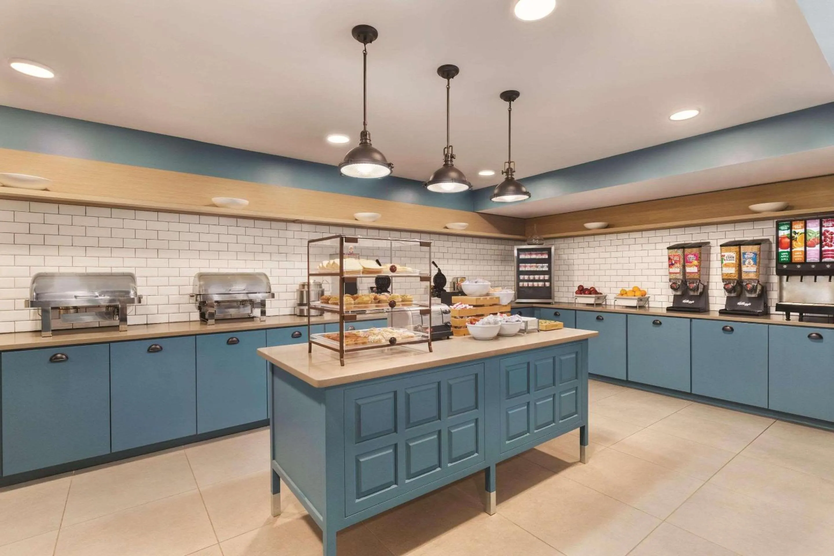 Breakfast in Country Inn & Suites by Radisson, Sevierville-Kodak, TN