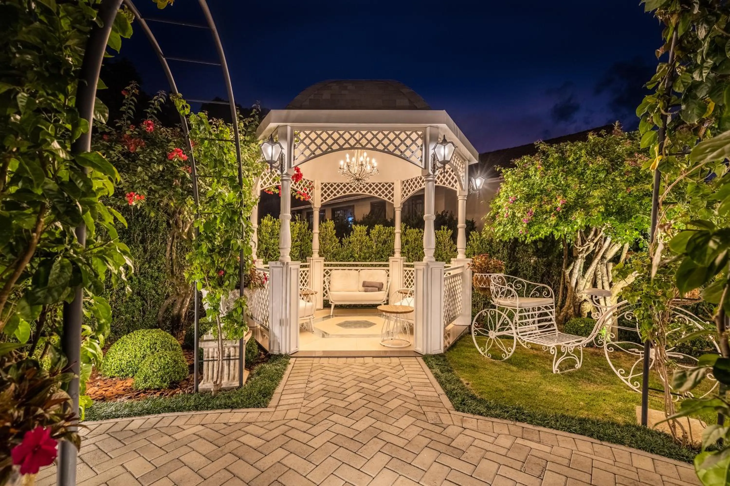 Garden in Hotel Colline de France