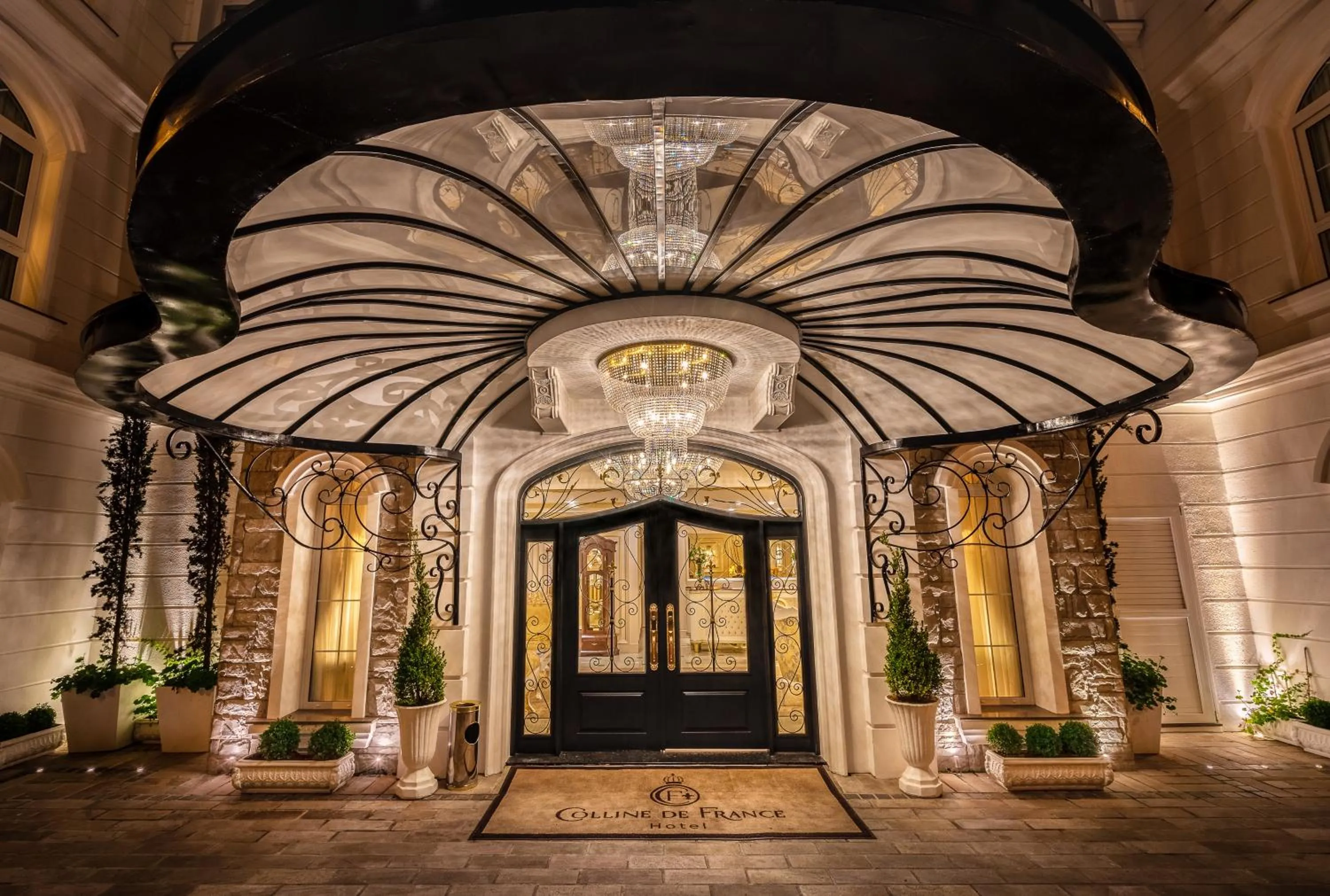 Facade/entrance in Hotel Colline de France