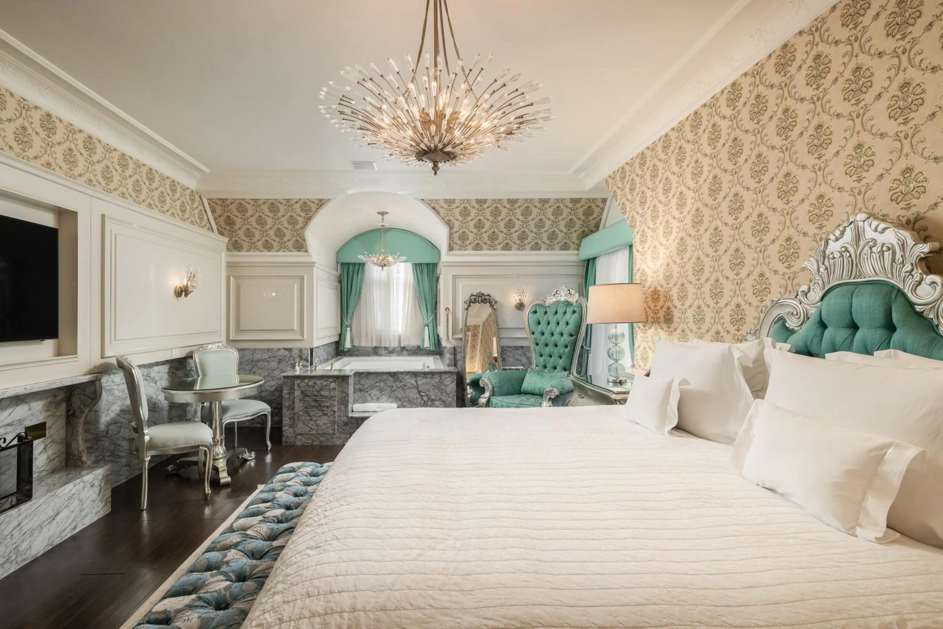 Bed in Hotel Colline de France