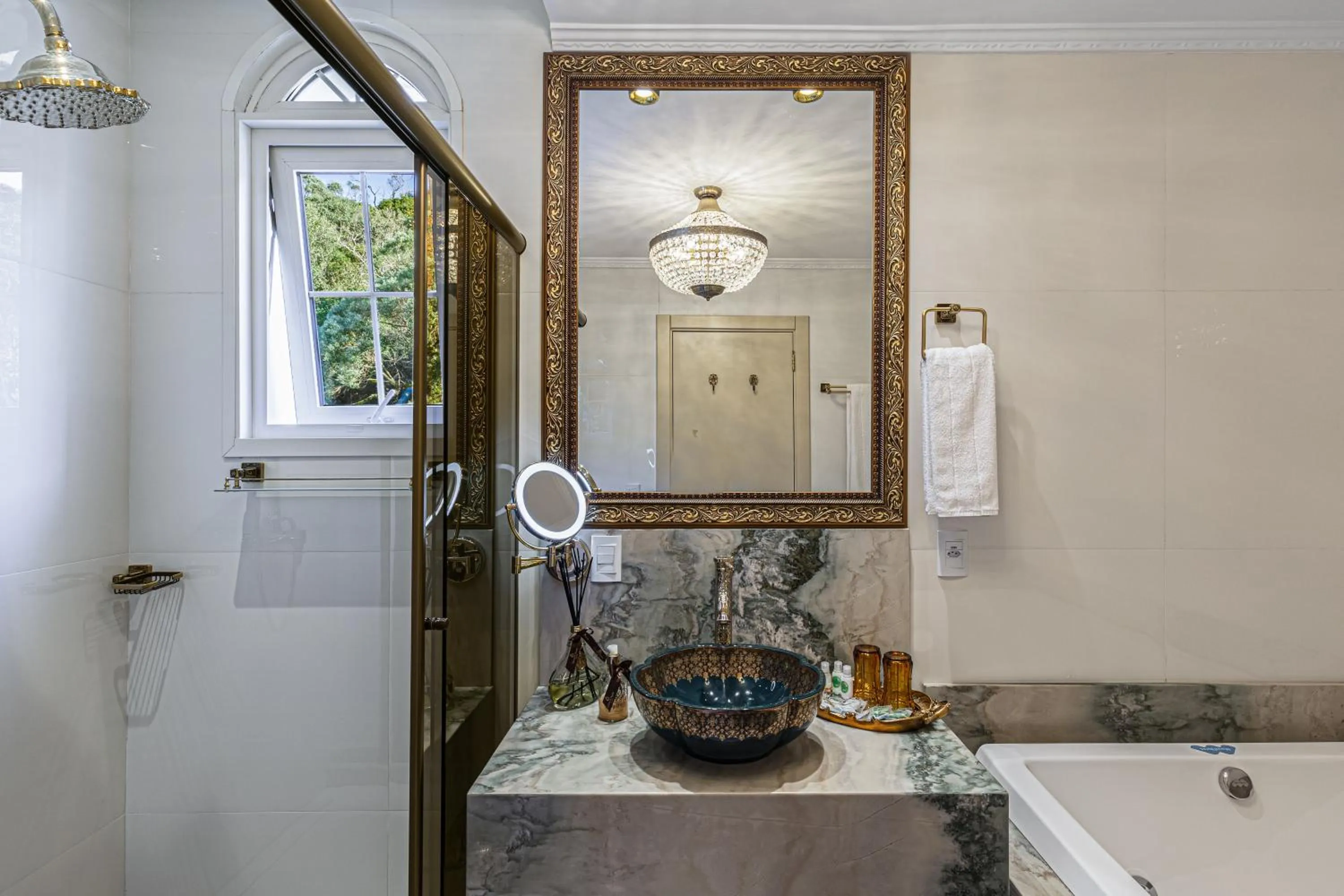 Shower in Hotel Colline de France