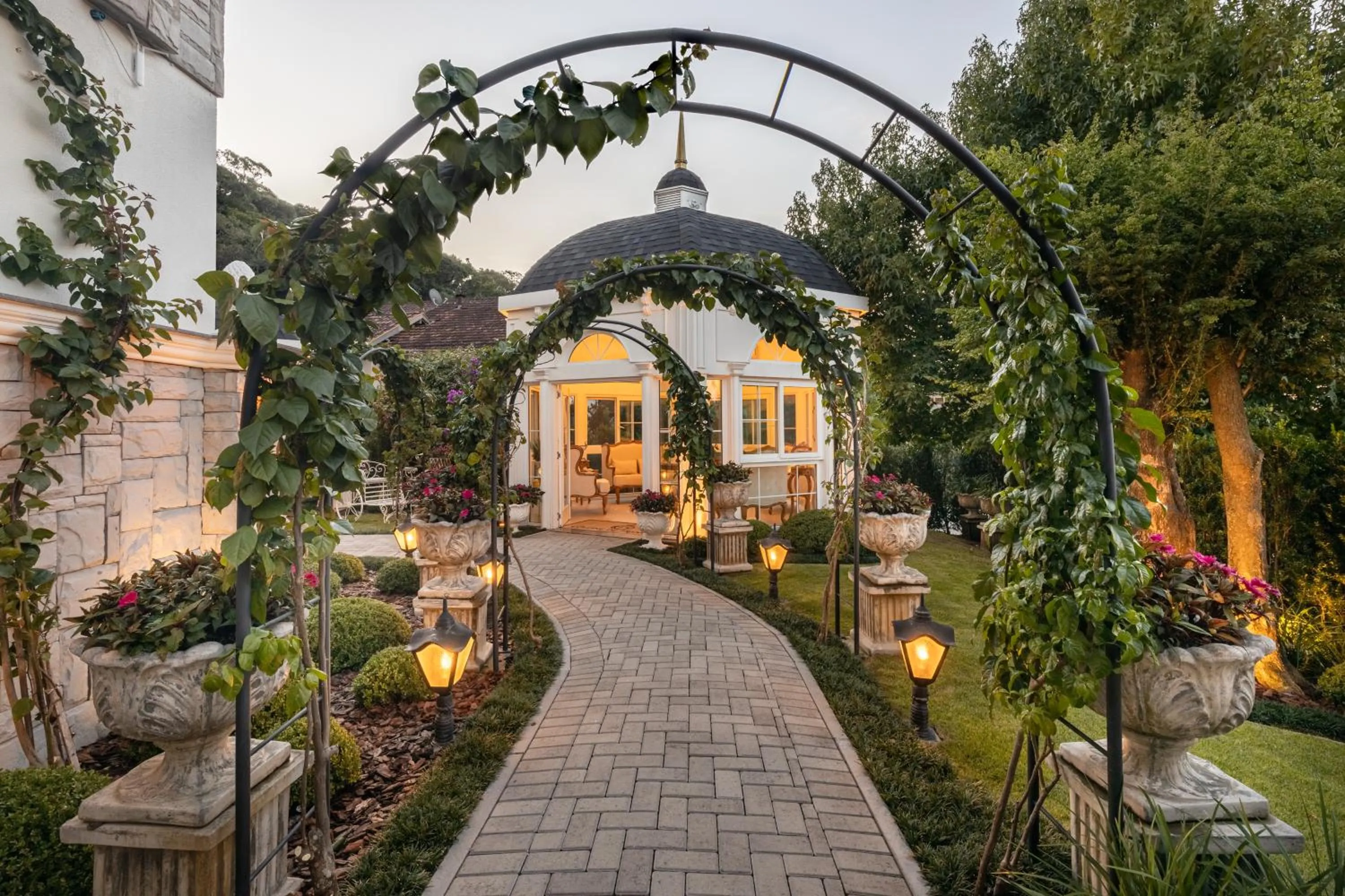 Garden in Hotel Colline de France