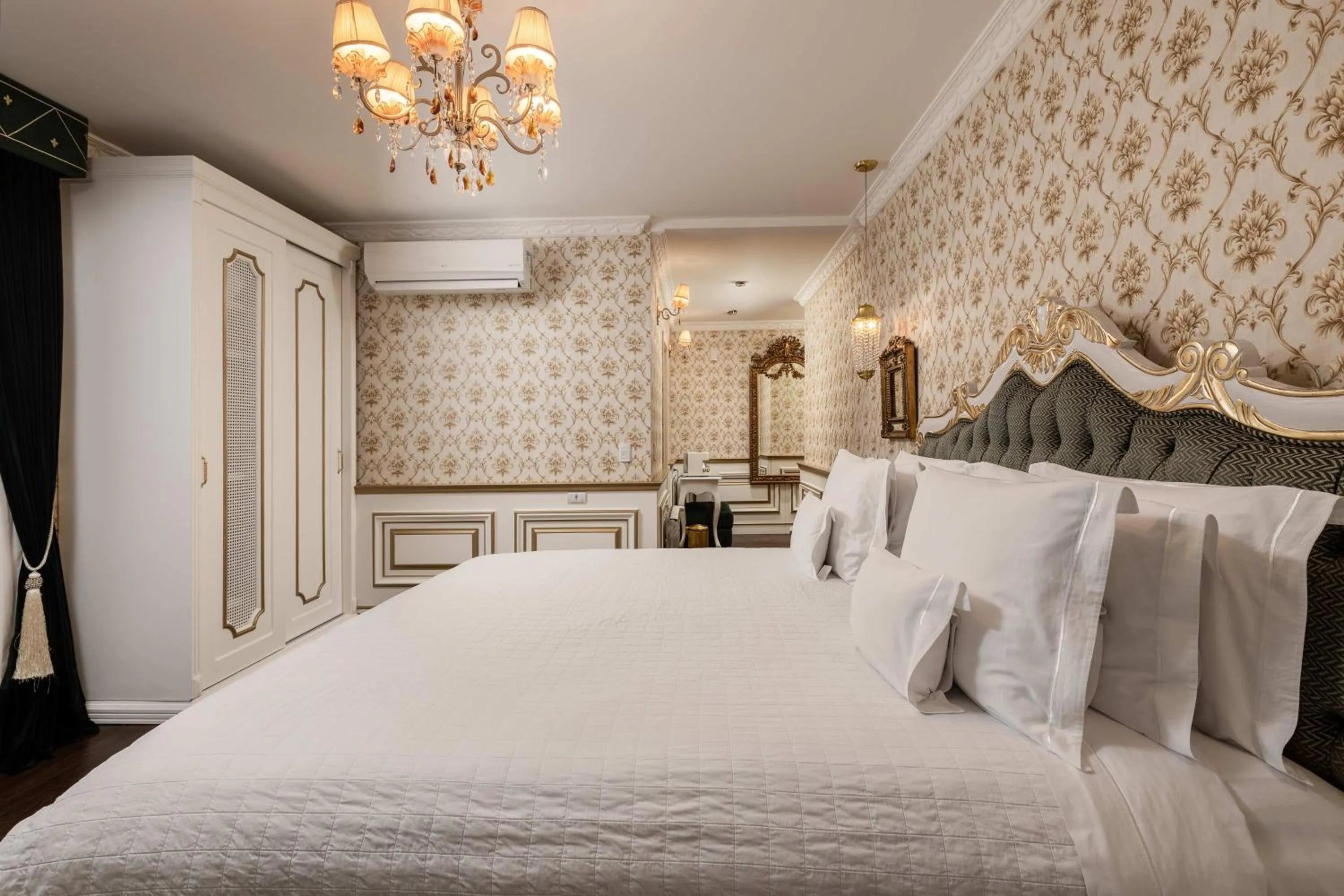 Bed in Hotel Colline de France