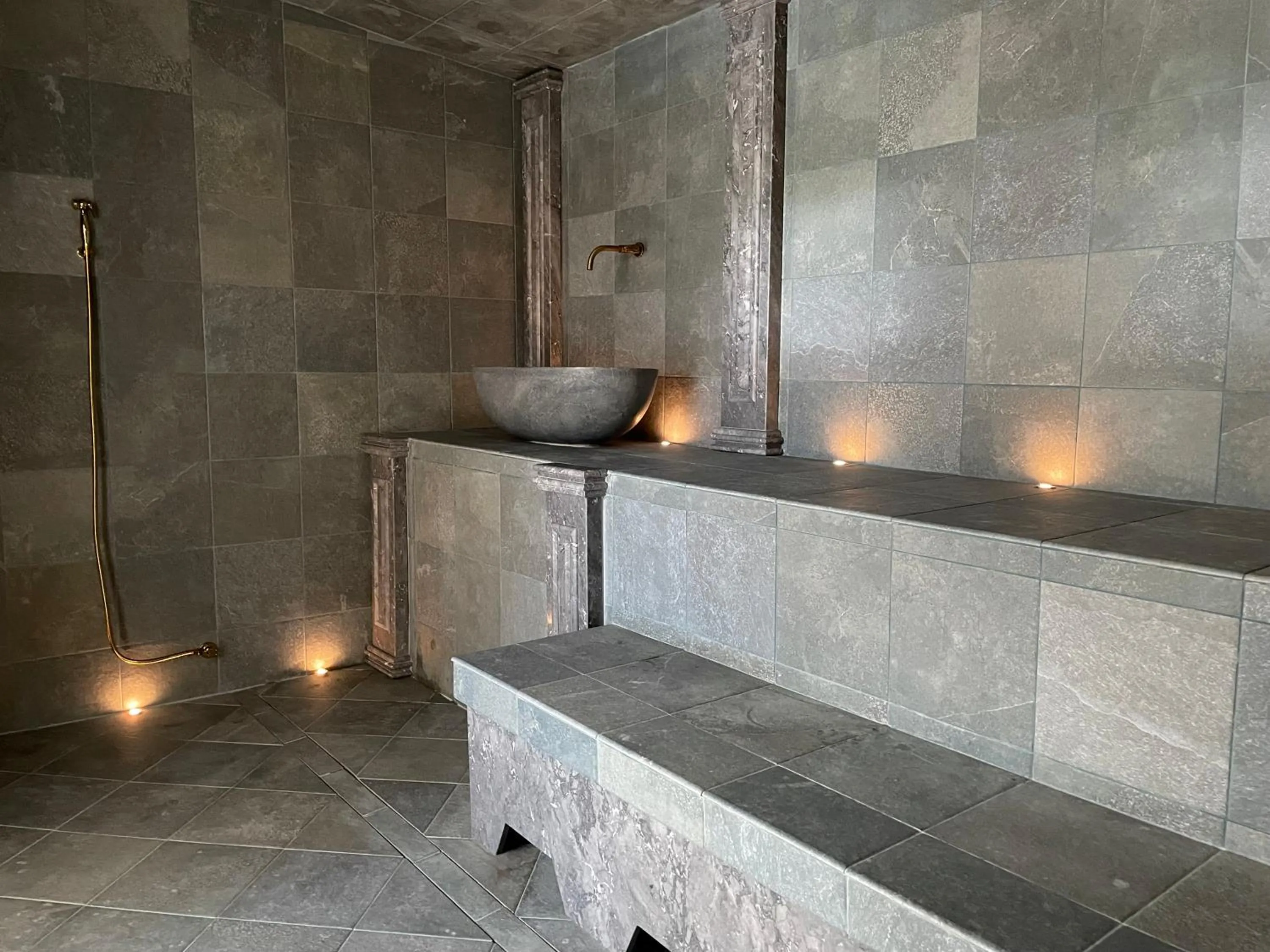 Steam room in Hotel Colline de France