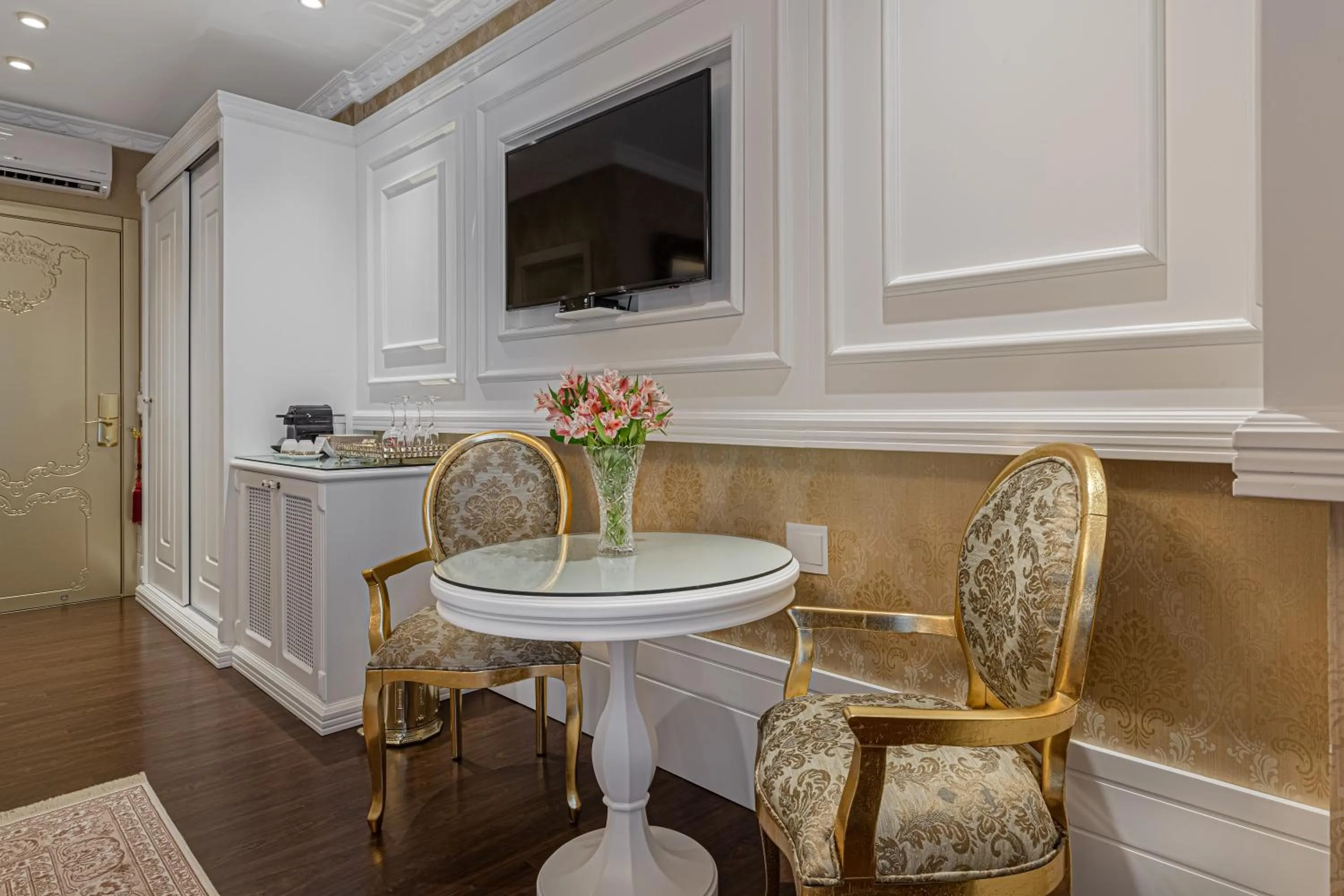 Coffee/tea facilities in Hotel Colline de France