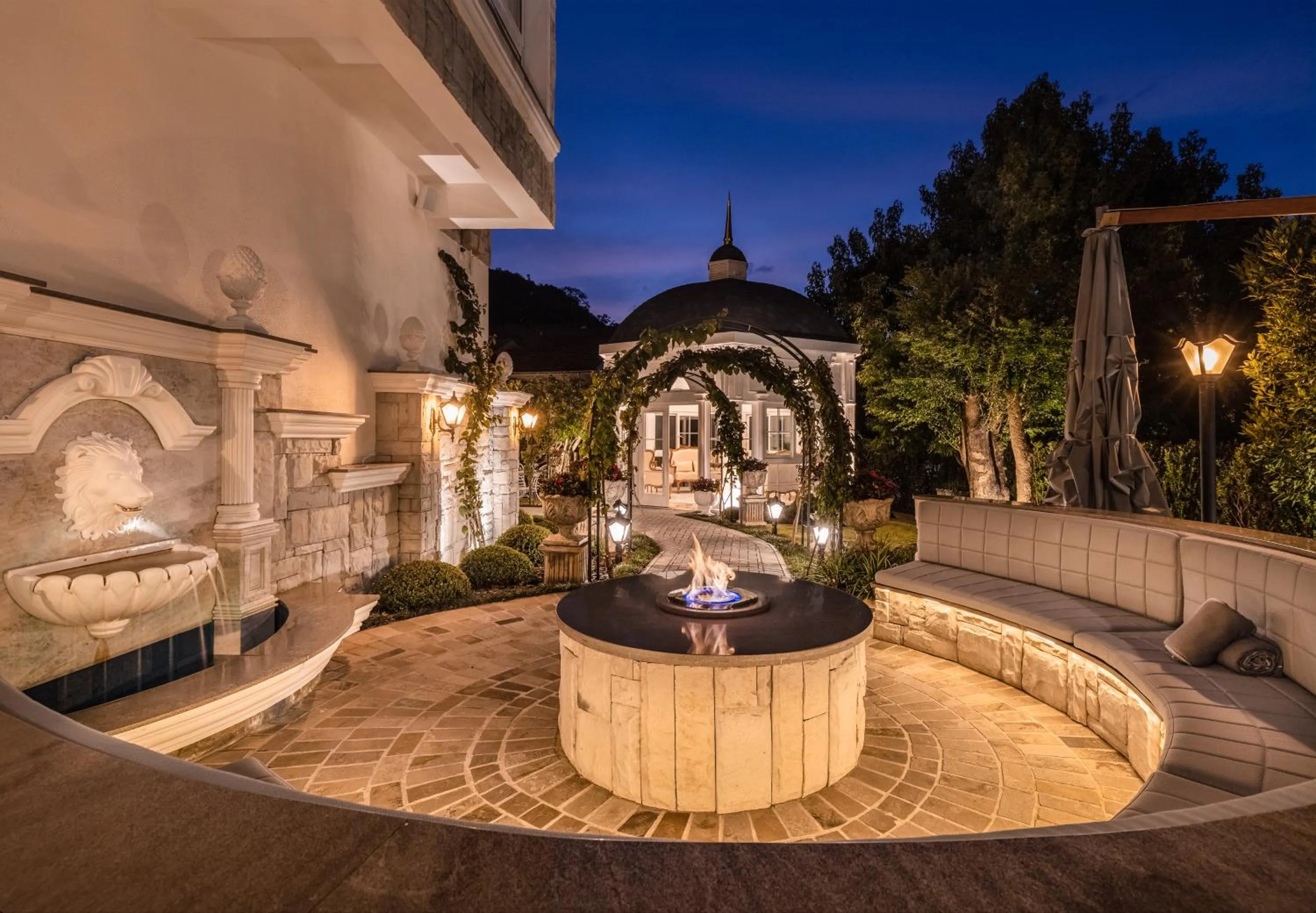 Garden in Hotel Colline de France