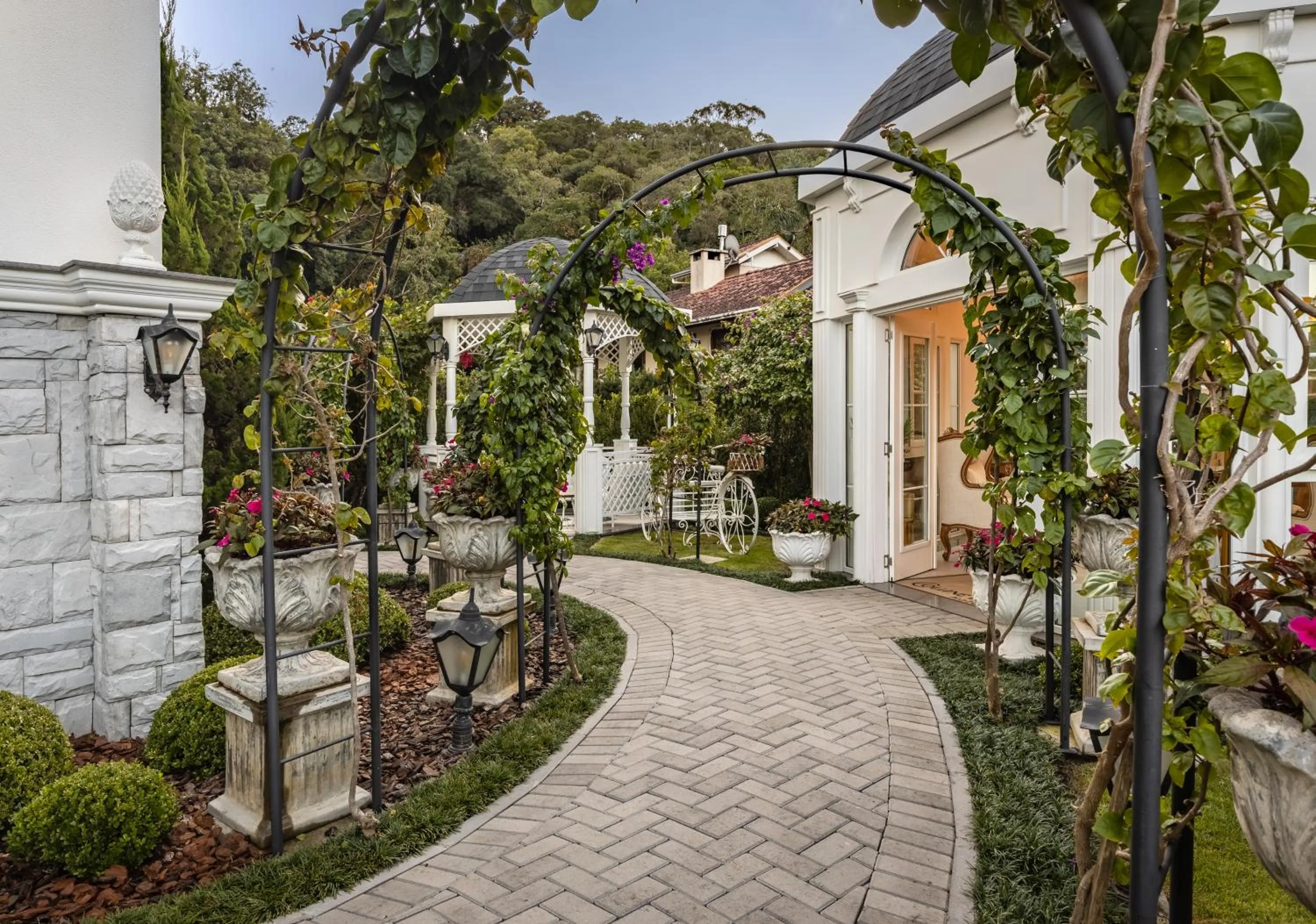 Garden in Hotel Colline de France