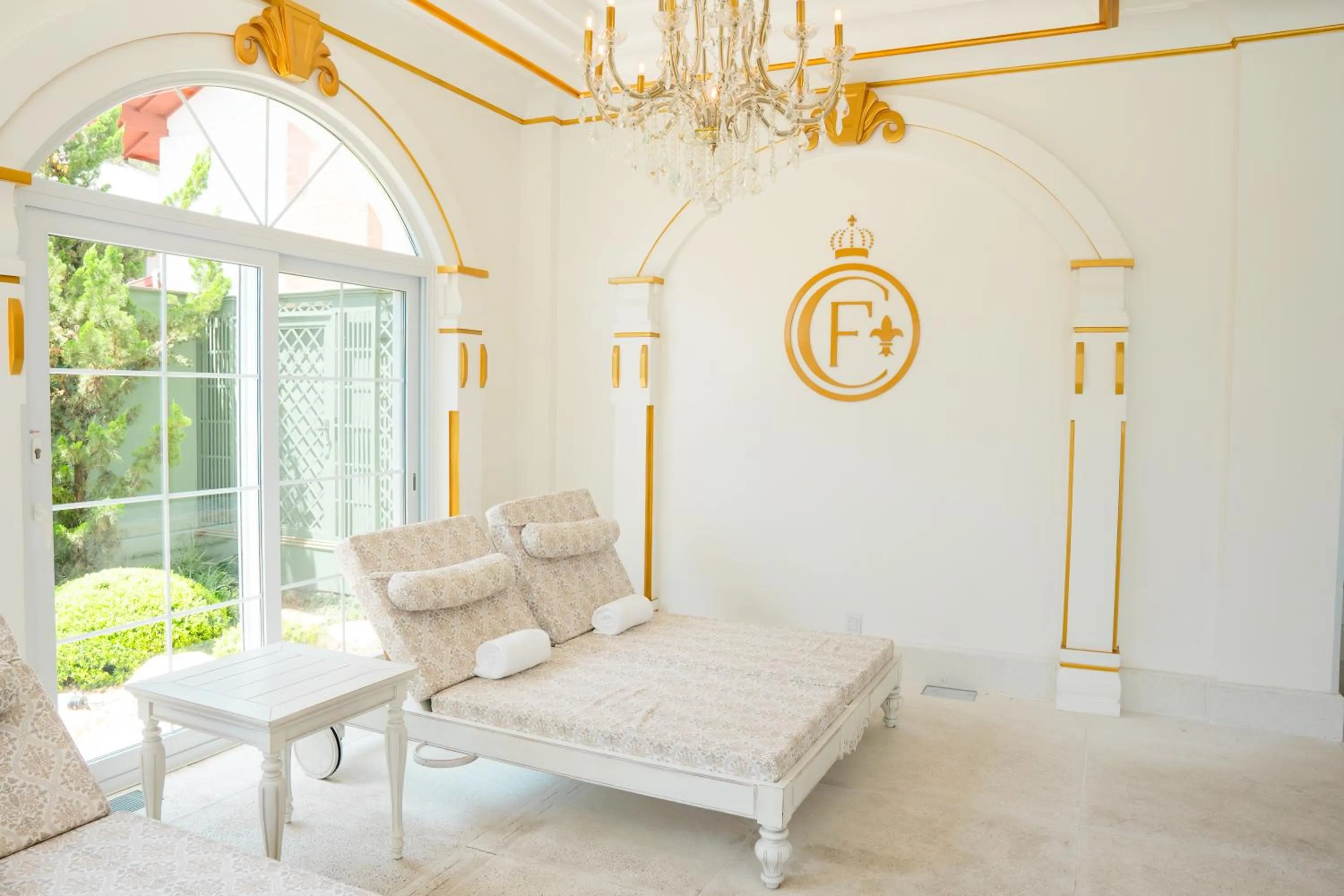 Swimming pool in Hotel Colline de France