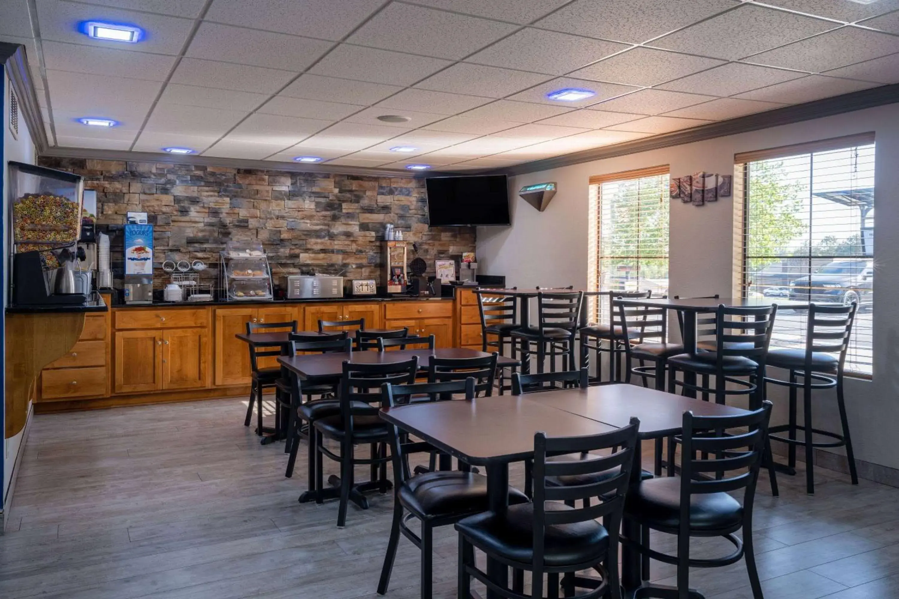 Breakfast in Days Inn & Suites by Wyndham Commerce Breakfast in Days Inn & Suites by Wyndham Commerce