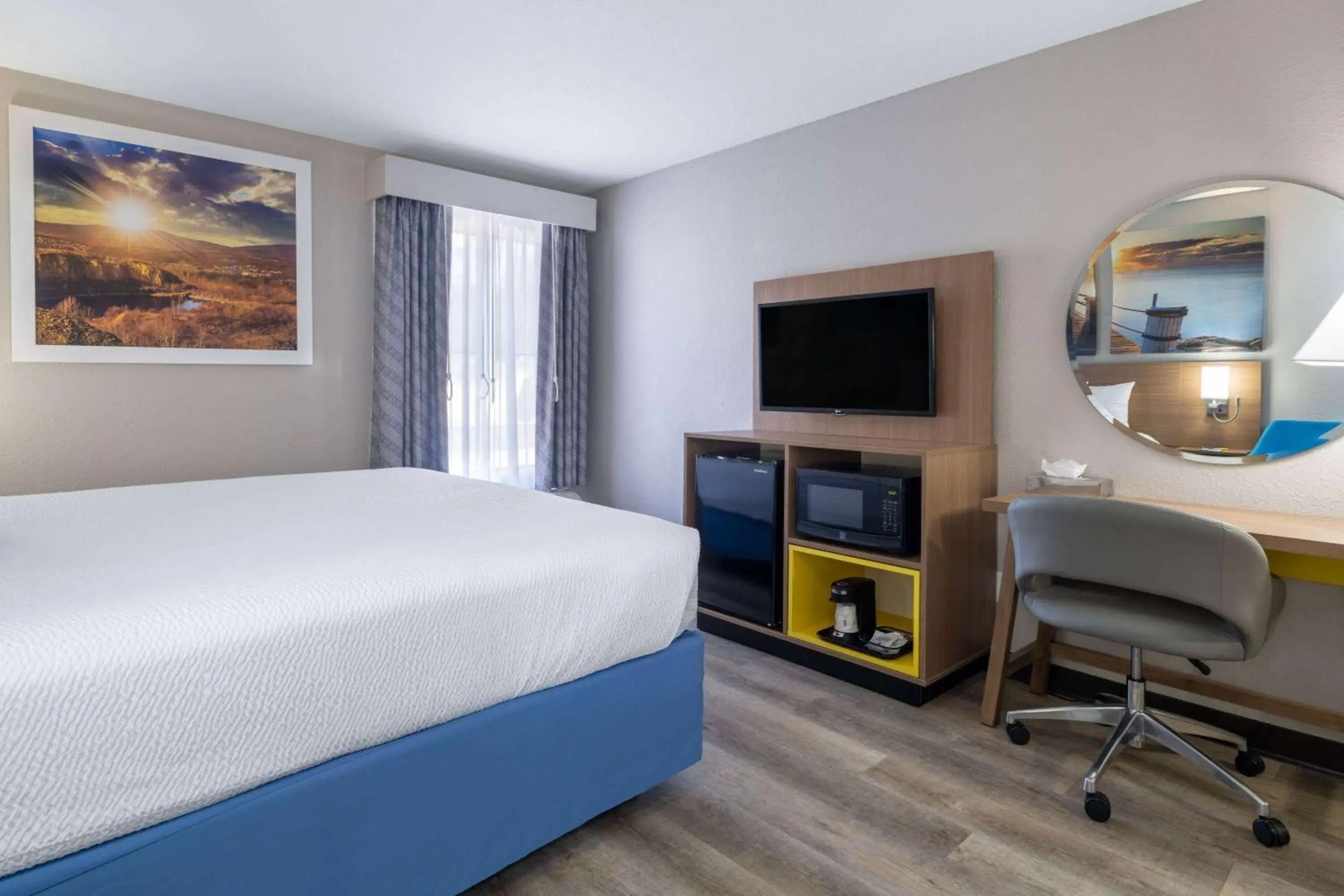 Photo of the whole room, Bed in Days Inn & Suites by Wyndham Commerce Photo of the whole room, Bed in Days Inn & Suites by Wyndham Commerce