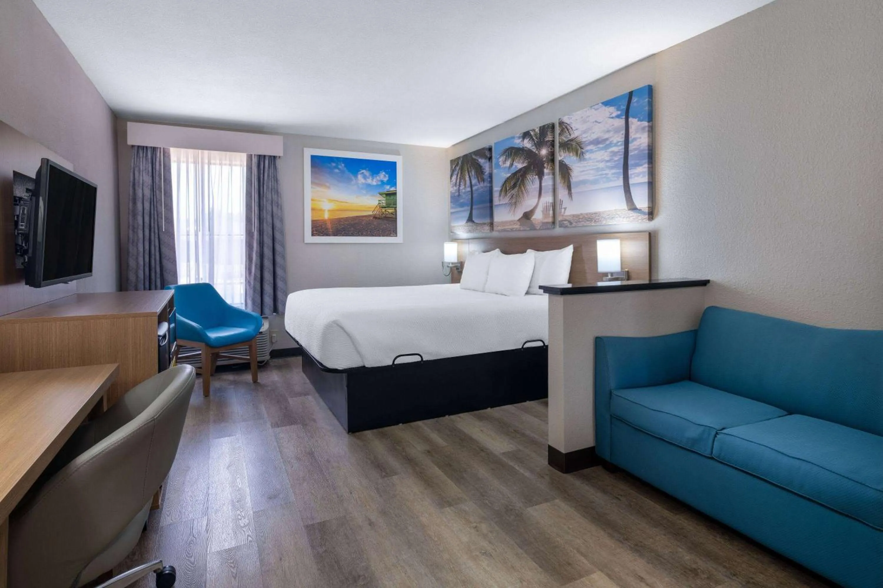 Bed in Days Inn & Suites by Wyndham Commerce