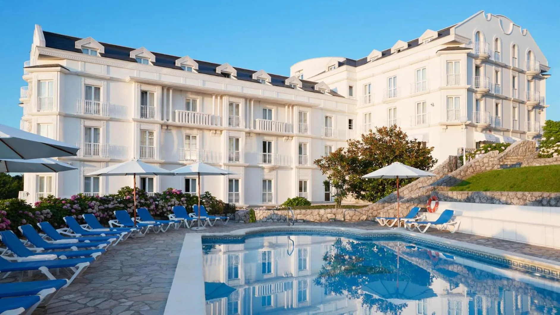 Swimming pool in Gran Hotel Suances