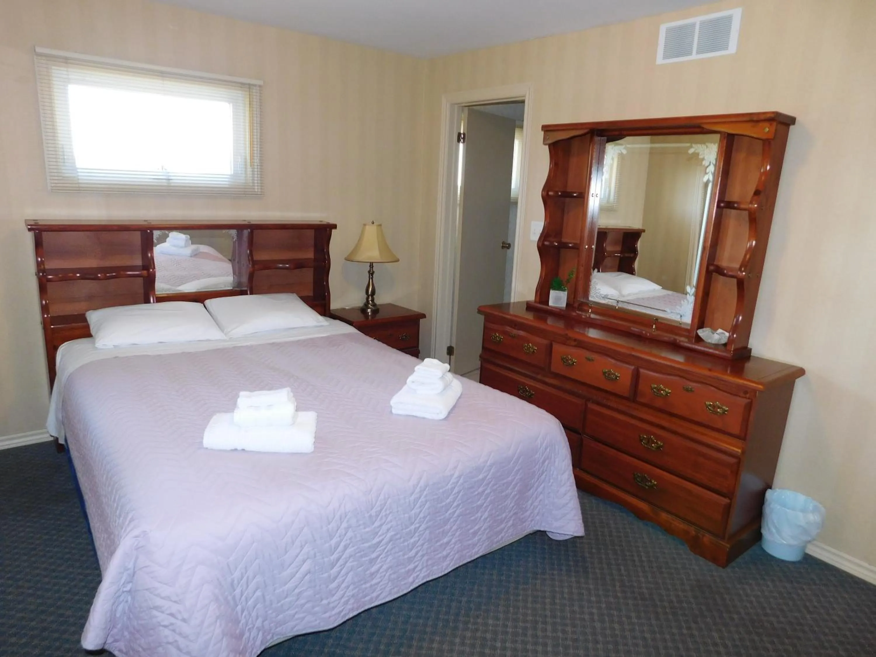 Bed in Rainbow Bed & Breakfast