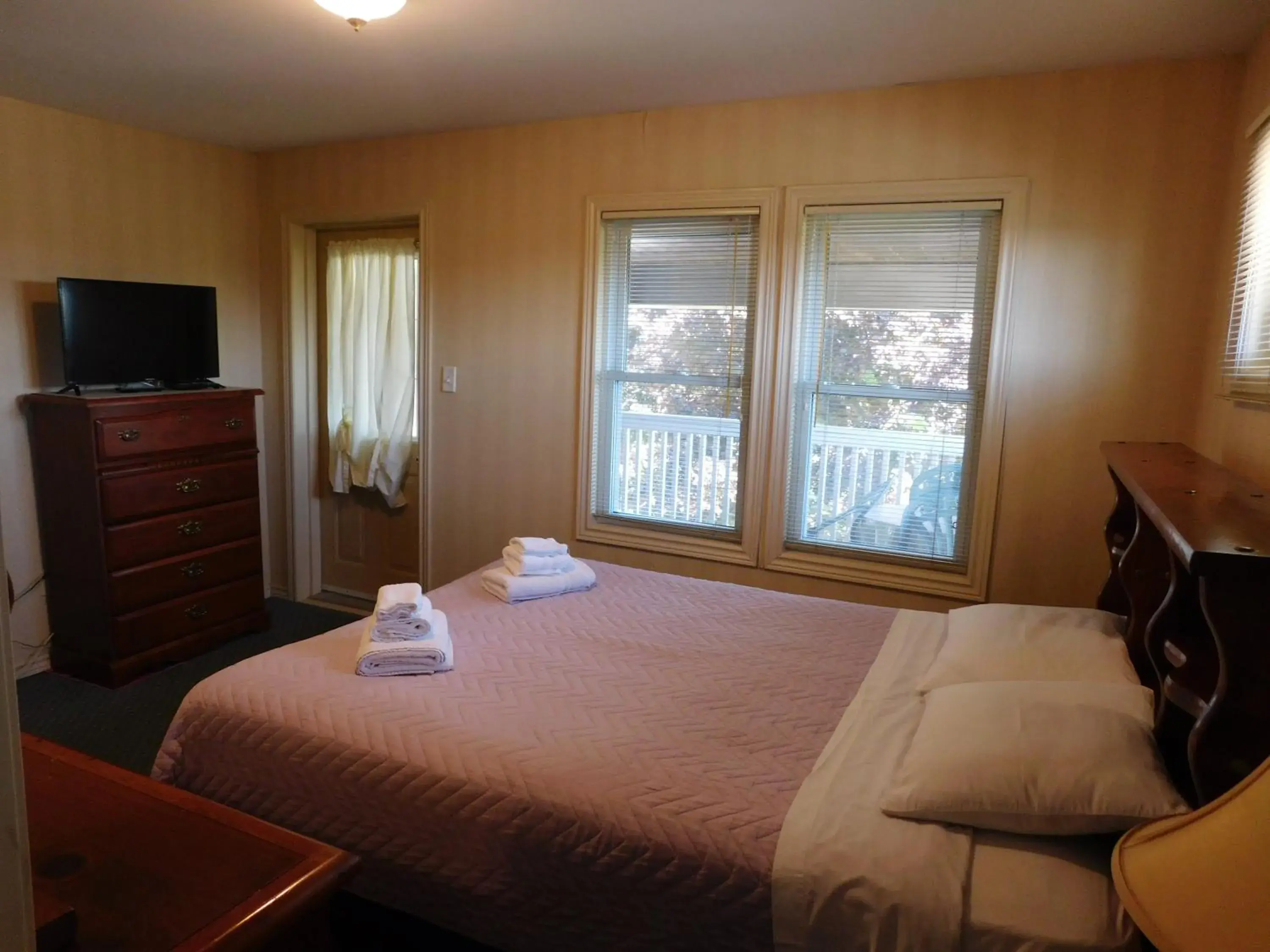 Queen Room in Rainbow Bed & Breakfast Queen Room in Rainbow Bed & Breakfast