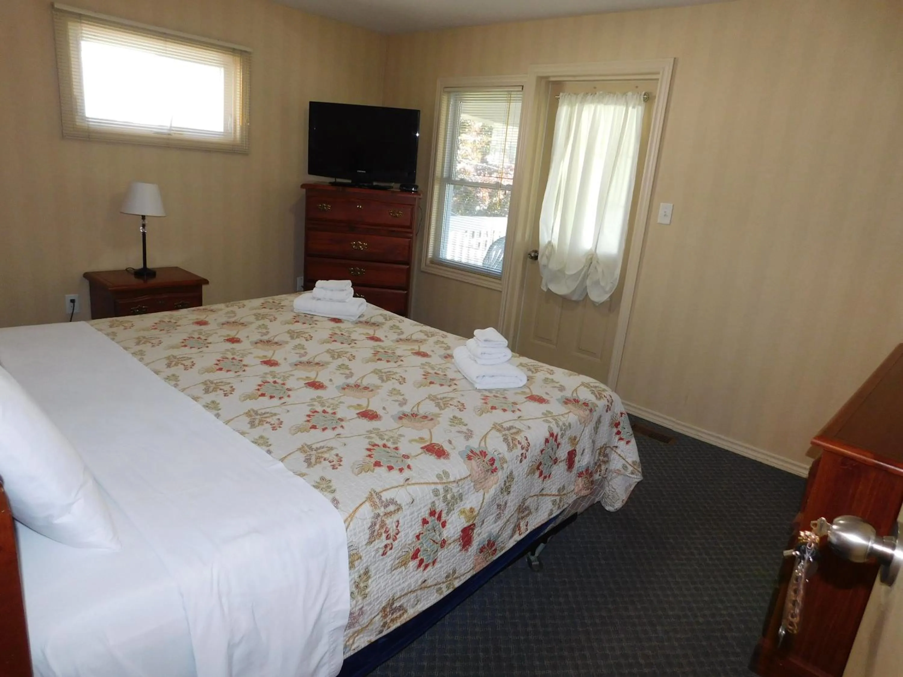 Bed in Rainbow Bed & Breakfast