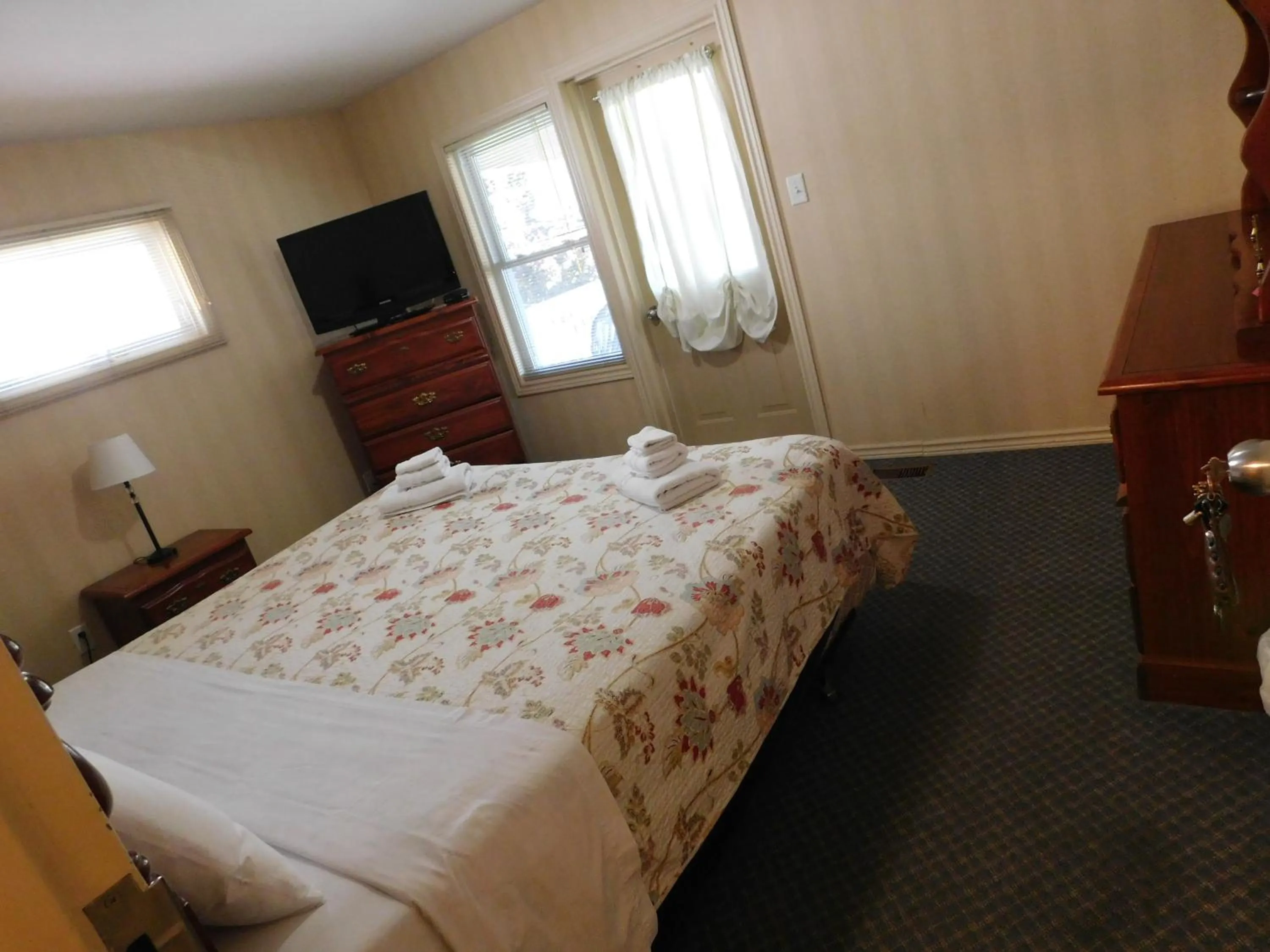 Bed in Rainbow Bed & Breakfast