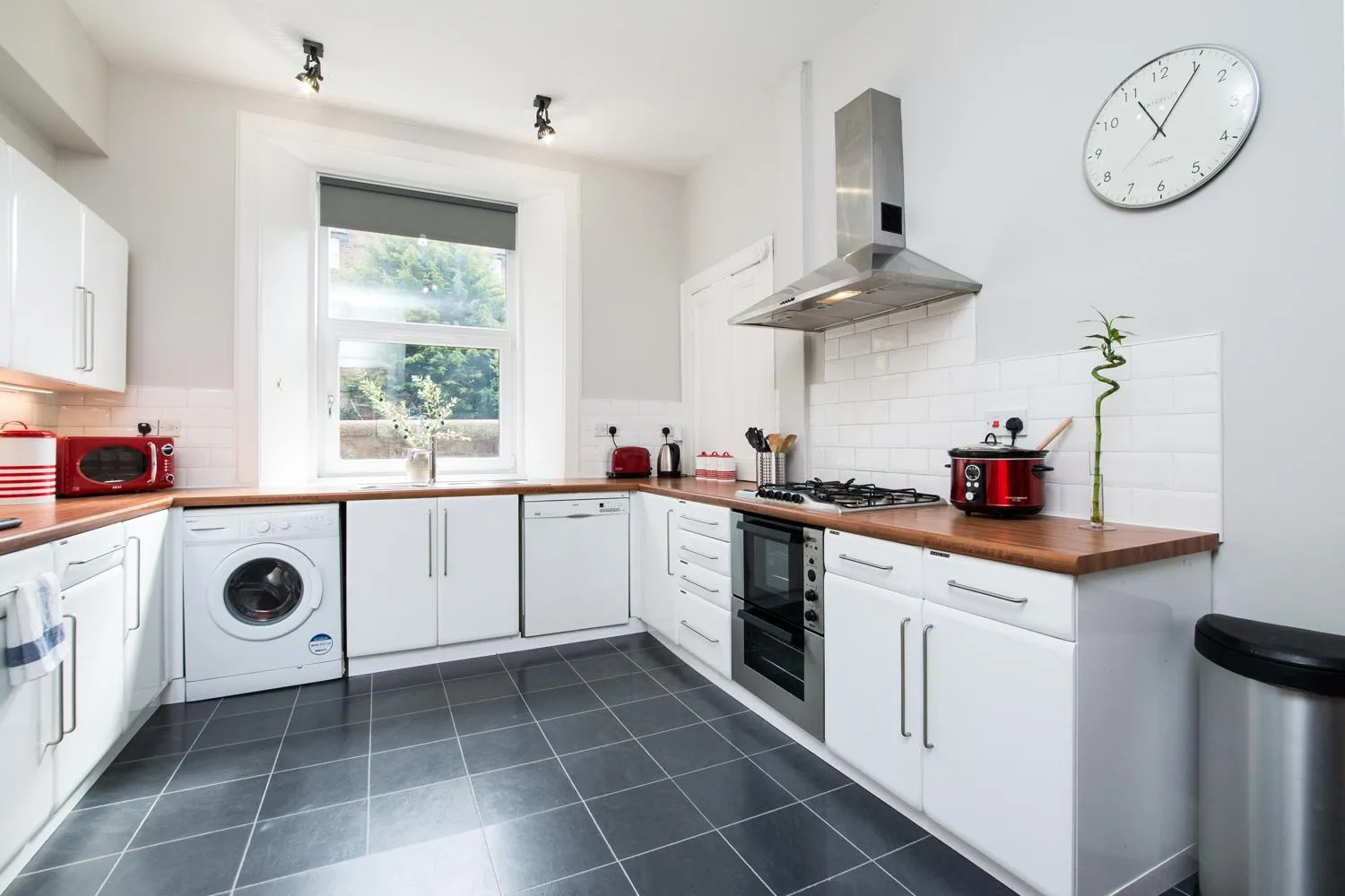 Beautiful, Traditional 2 Bedroom Main Door Flat