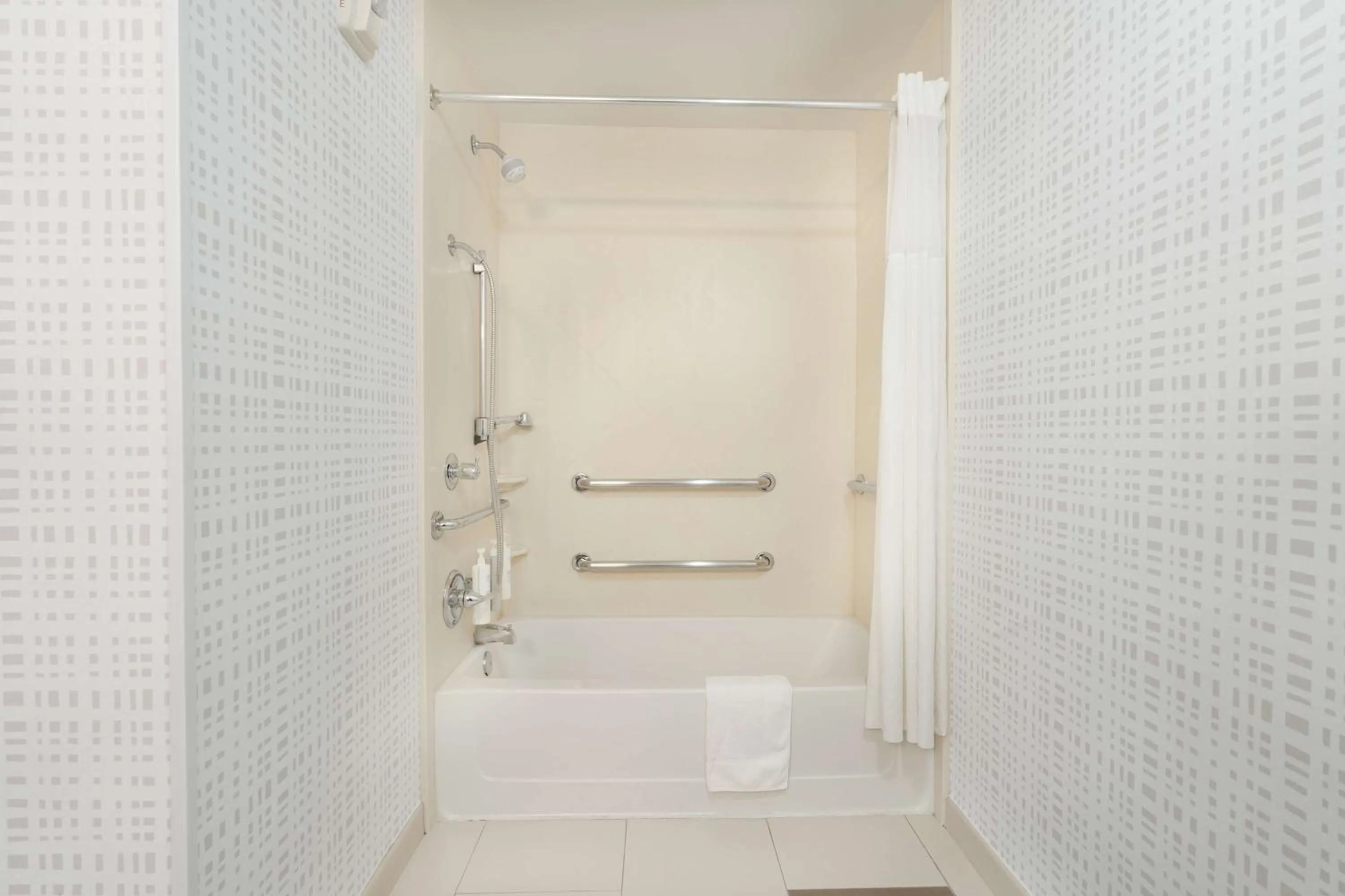 Bathroom in Hampton Inn and Suites Tulsa Central