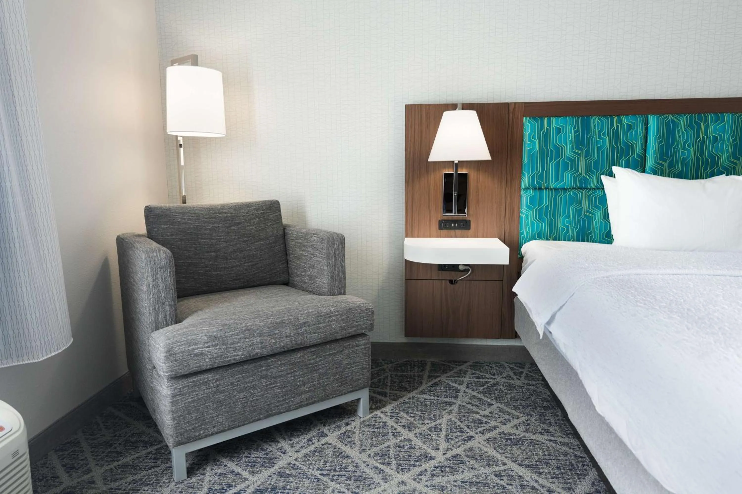 Bed in Hampton Inn and Suites Tulsa Central