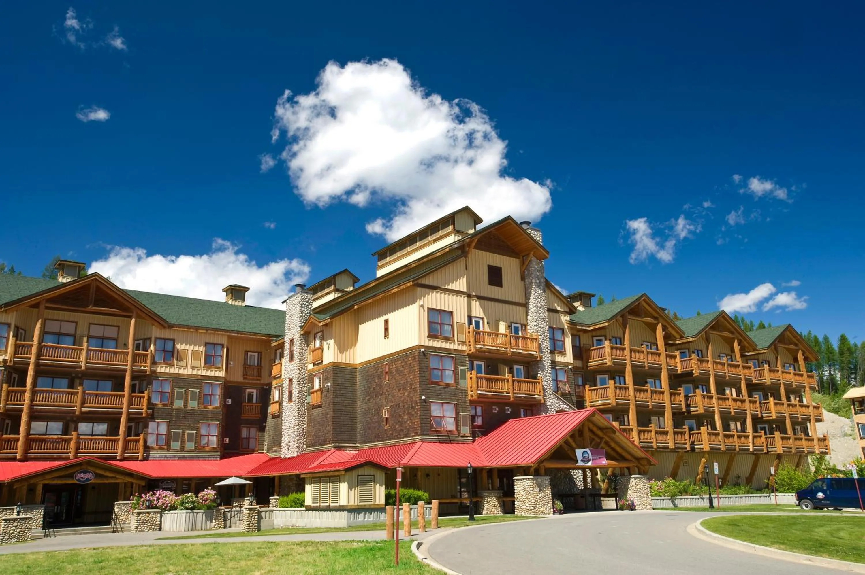 Facade/entrance in Trickle Creek Lodge