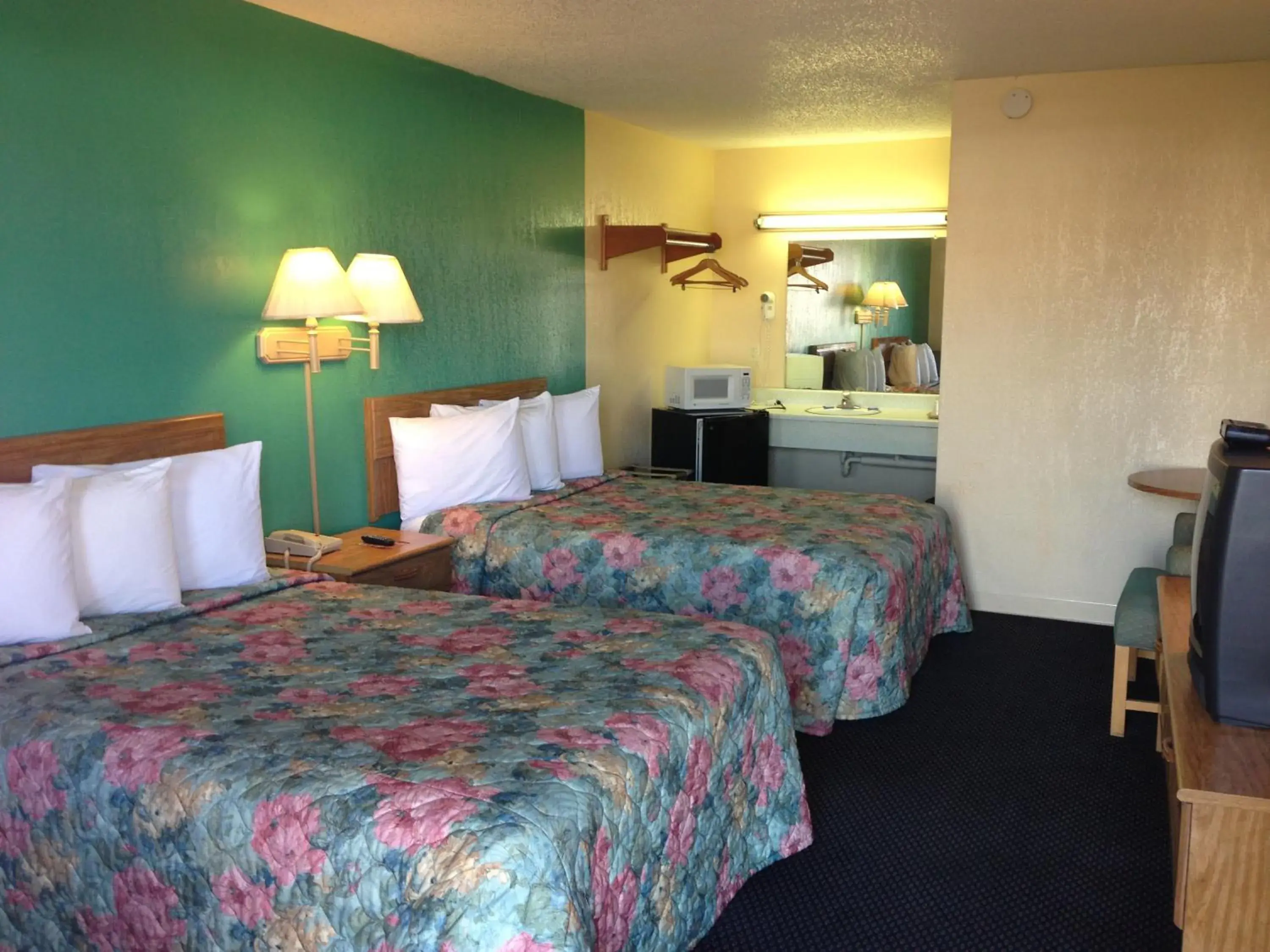 Double Room with Two Double Beds in Super 7 Inn-Siloam Springs Double Room with Two Double Beds in Super 7 Inn-Siloam Springs