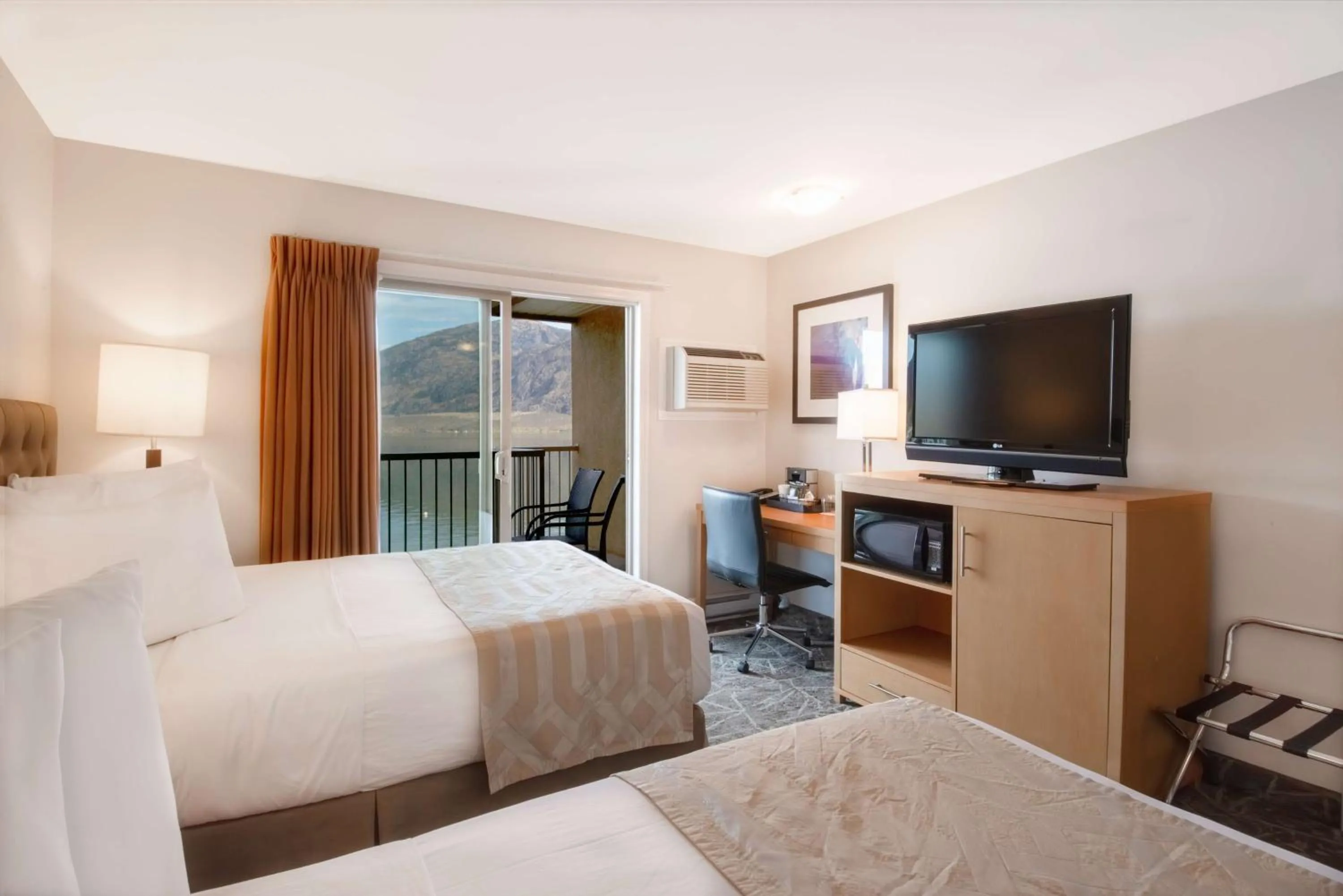 Bedroom, Bed in Coast Osoyoos Beach Hotel