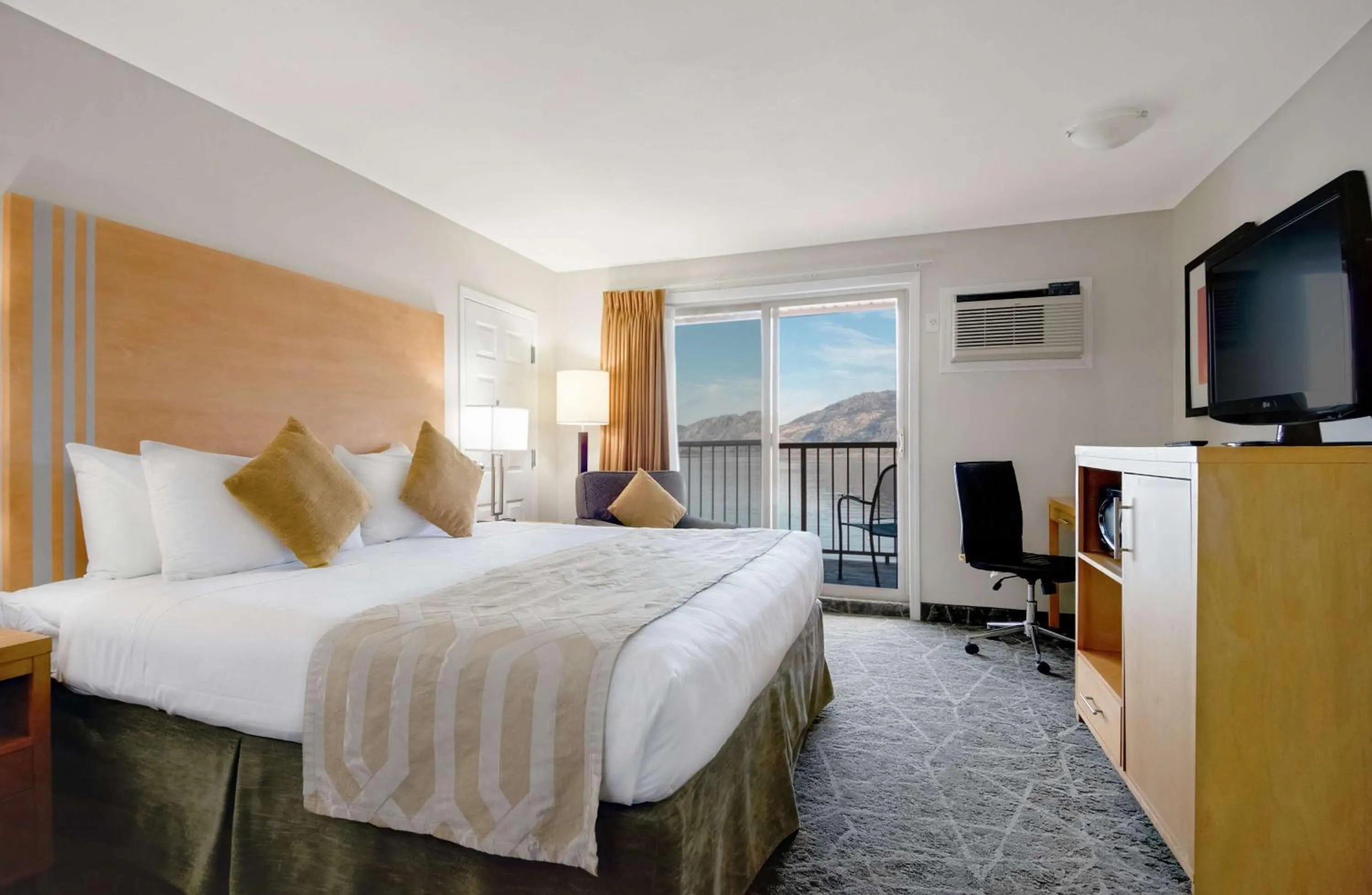 Bedroom, Bed in Coast Osoyoos Beach Hotel