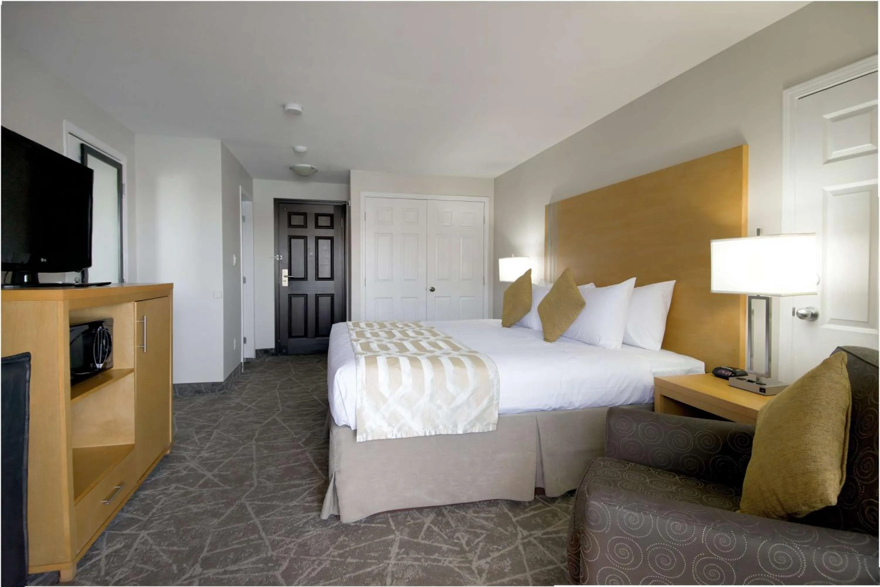 Bedroom, Bed in Coast Osoyoos Beach Hotel