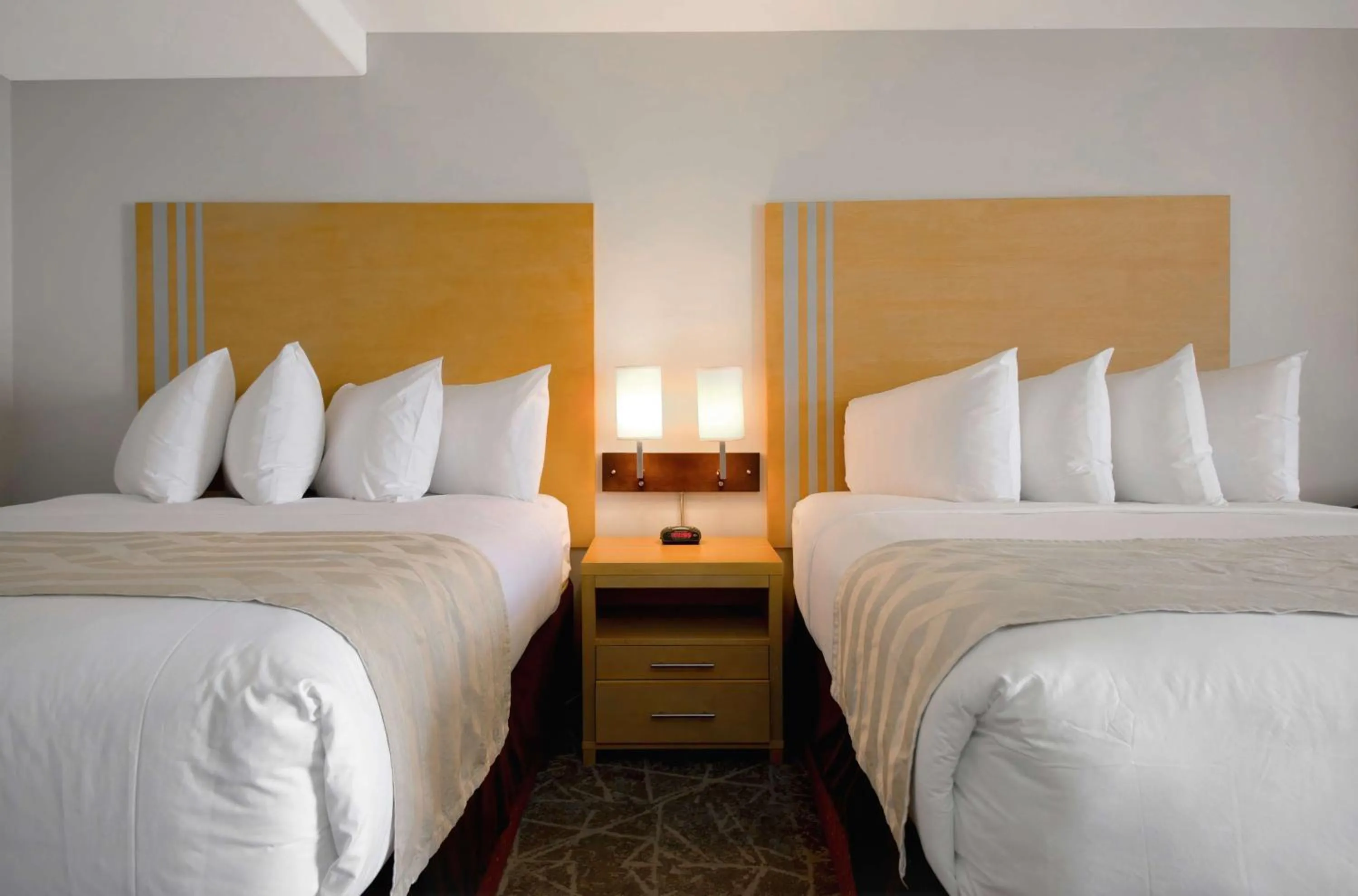 Bedroom, Bed in Coast Osoyoos Beach Hotel