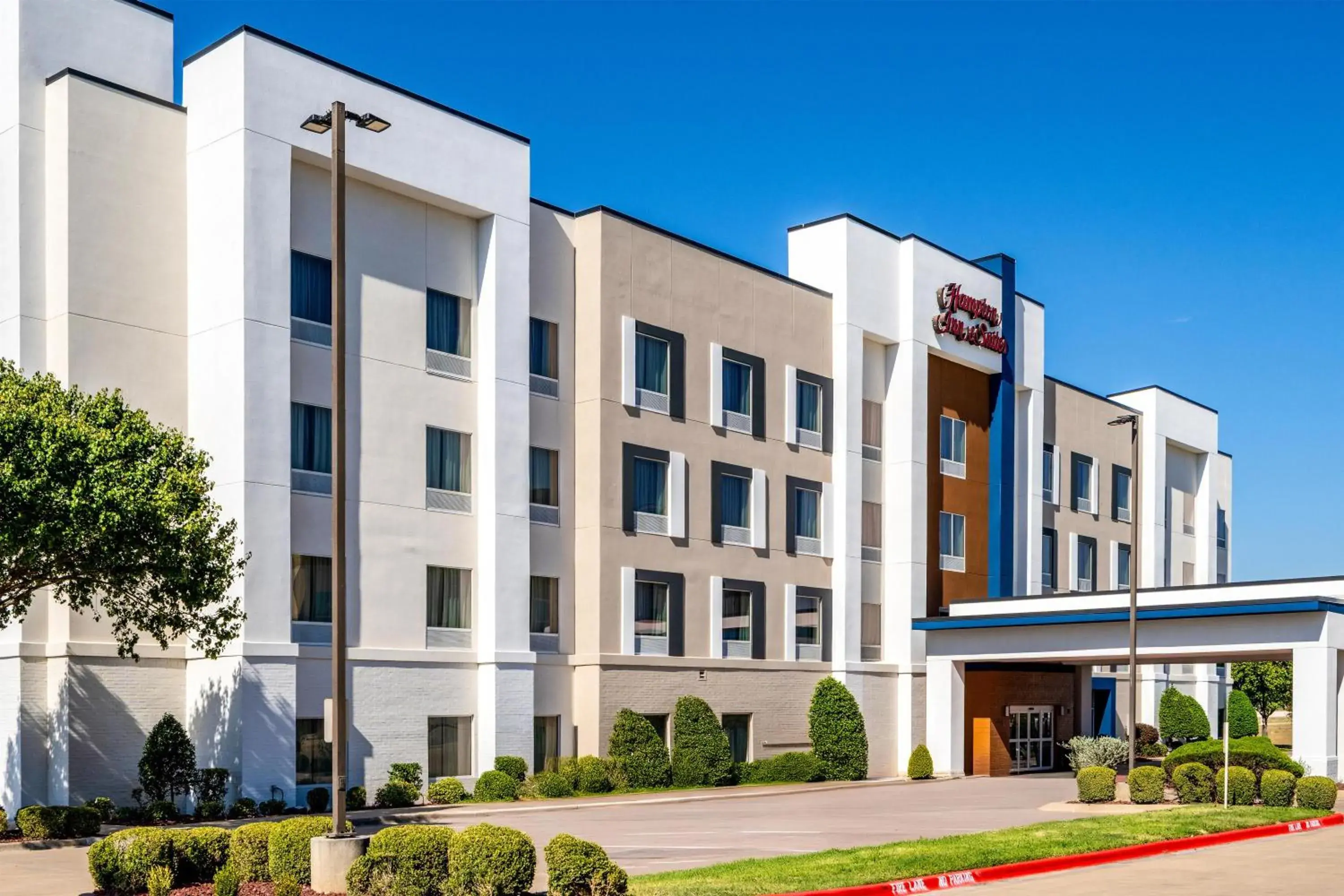 Property building in Hampton Inn and Suites Waxahachie Property building in Hampton Inn and Suites Waxahachie