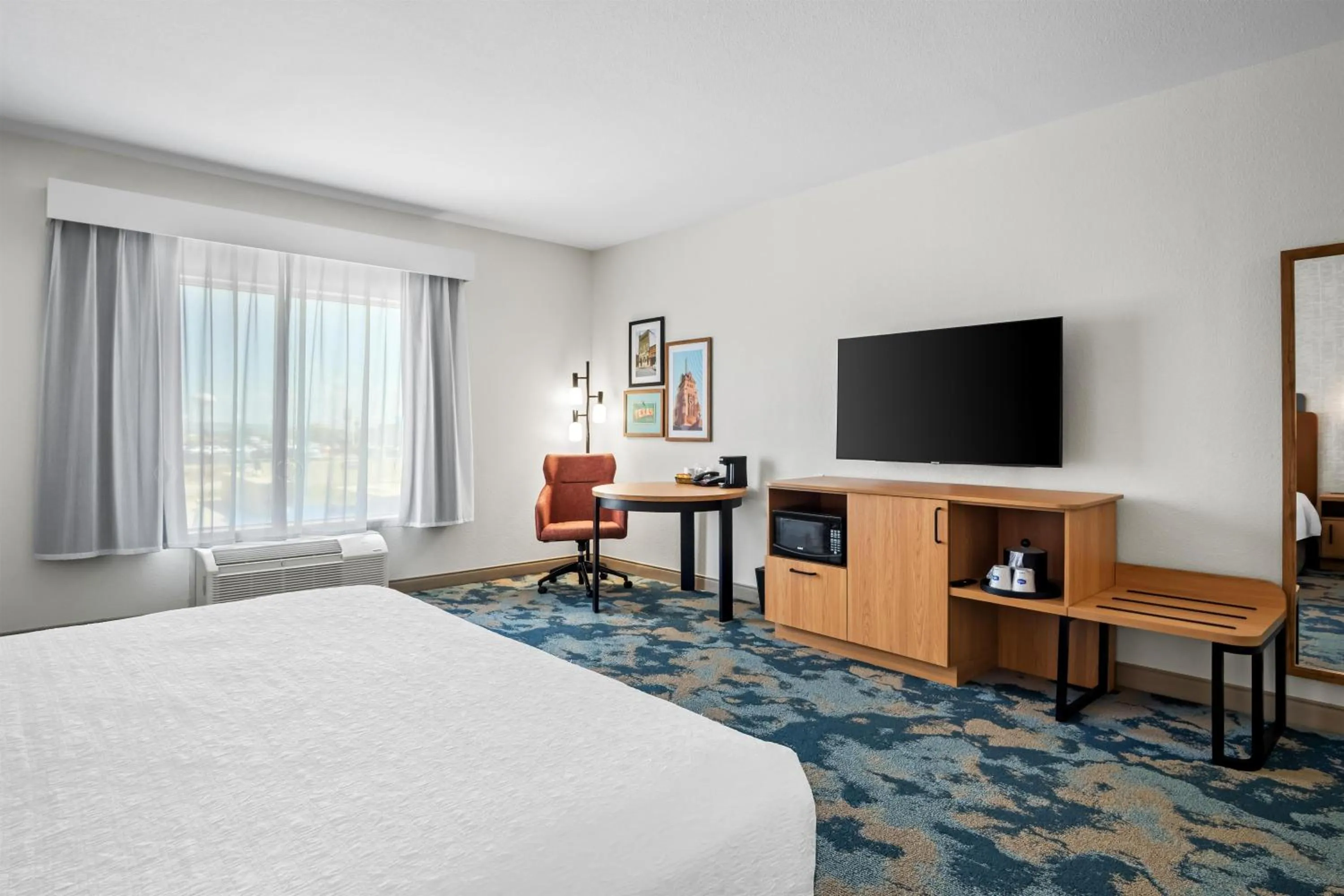 Bedroom, Bed in Hampton Inn and Suites Waxahachie