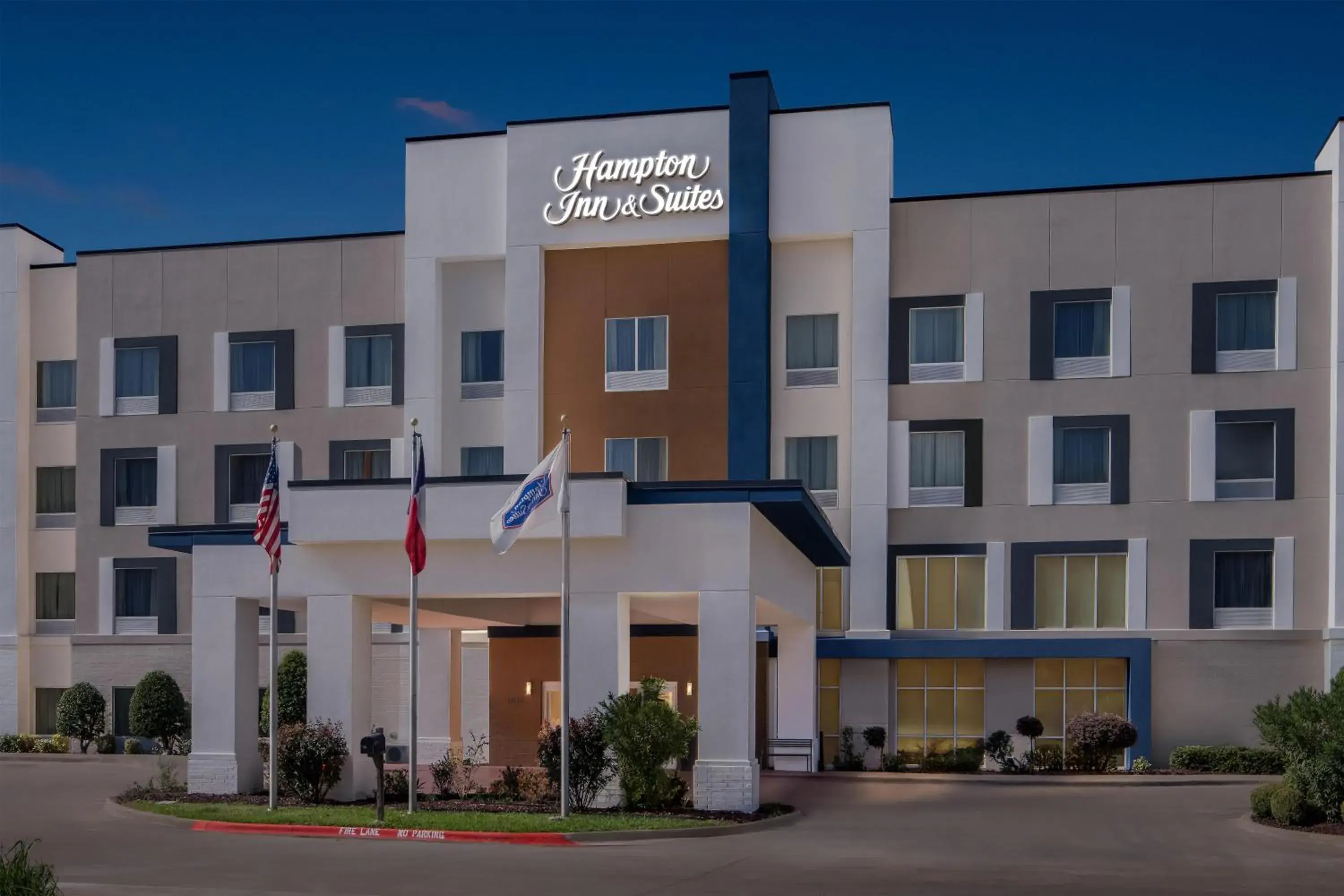 Property building in Hampton Inn and Suites Waxahachie Property building in Hampton Inn and Suites Waxahachie