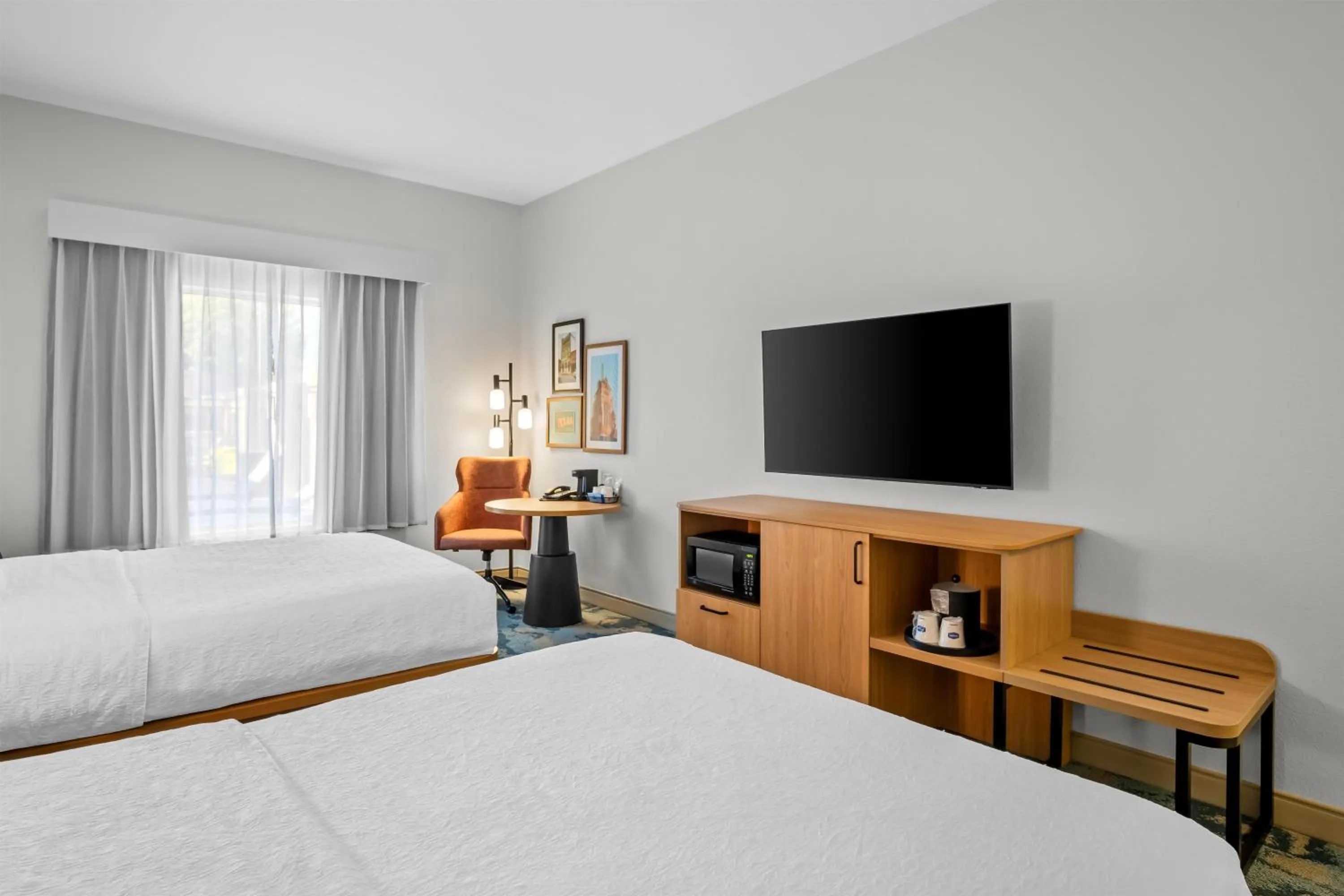 Bed in Hampton Inn and Suites Waxahachie