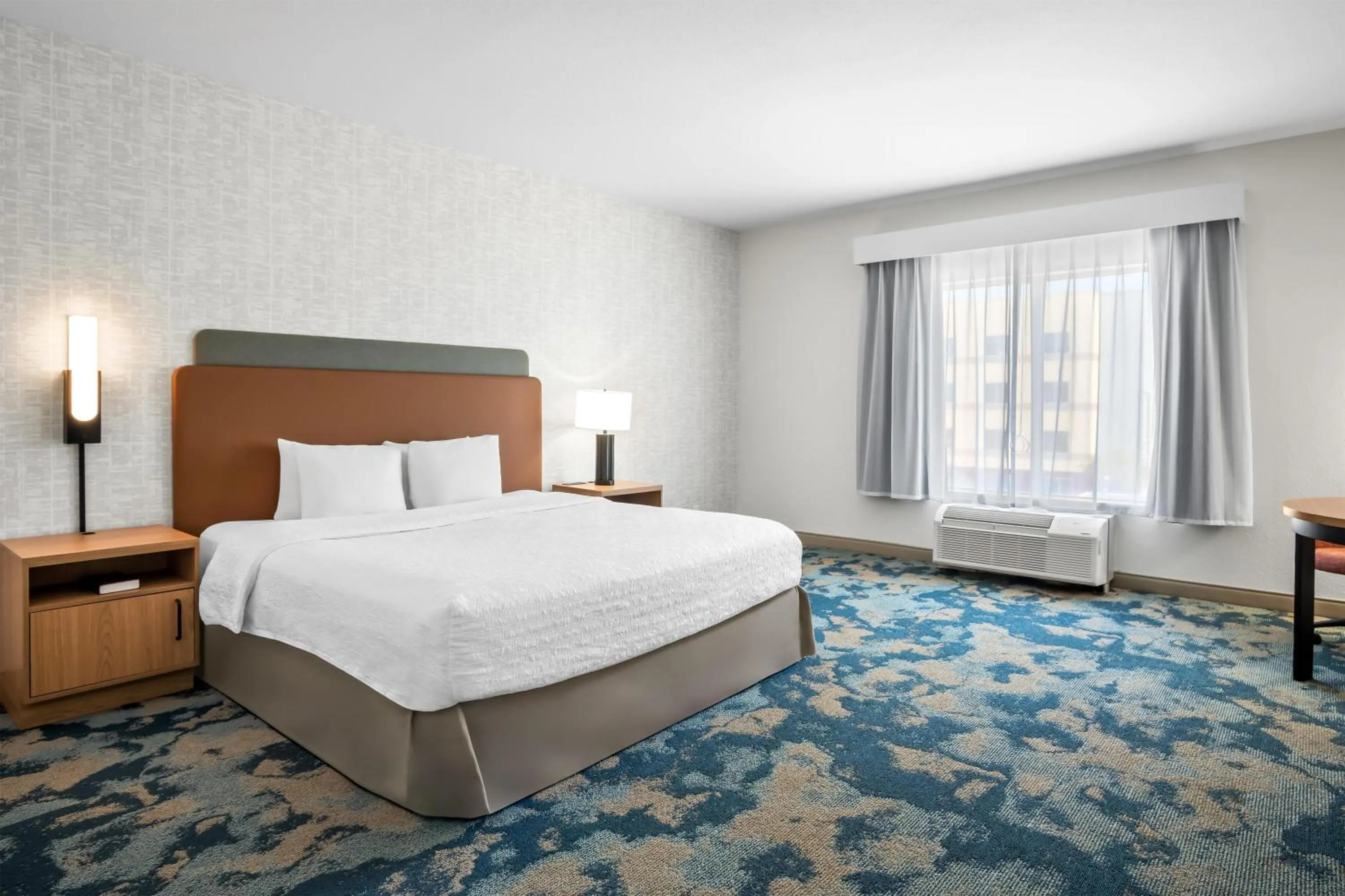 Bed in Hampton Inn and Suites Waxahachie