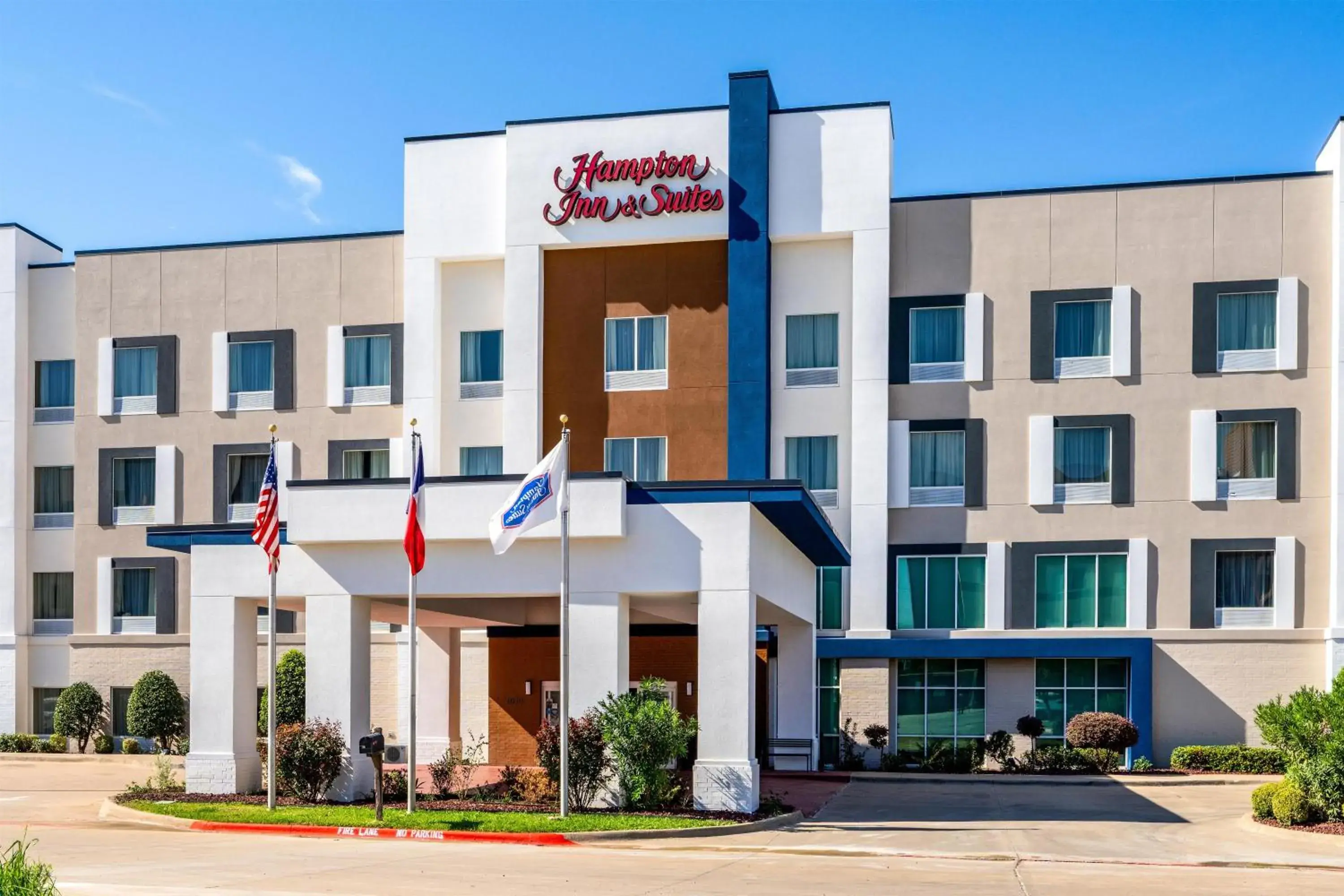 Property building in Hampton Inn and Suites Waxahachie Property building in Hampton Inn and Suites Waxahachie