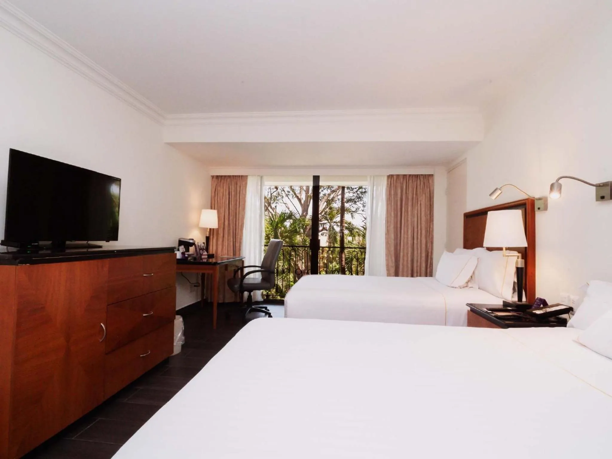 Communal lounge/ TV room, Bed in HS HOTSSON Hotel Tampico