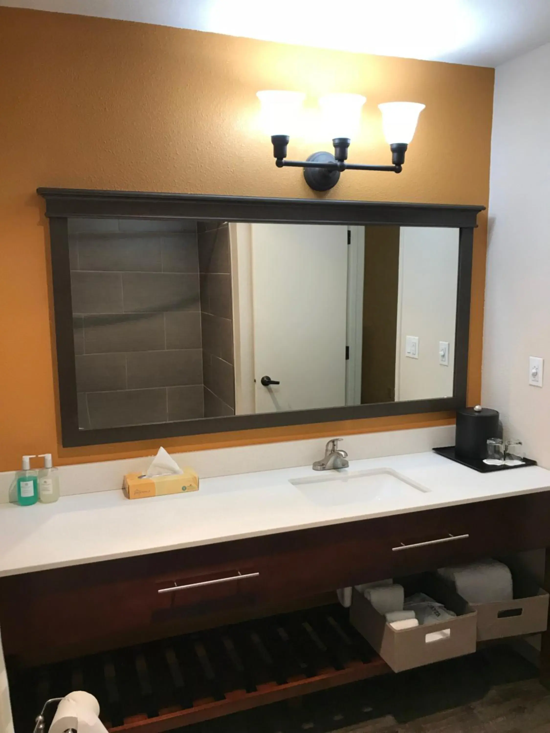 Bathroom in Coast Inn at Lake Hood Bathroom in Coast Inn at Lake Hood