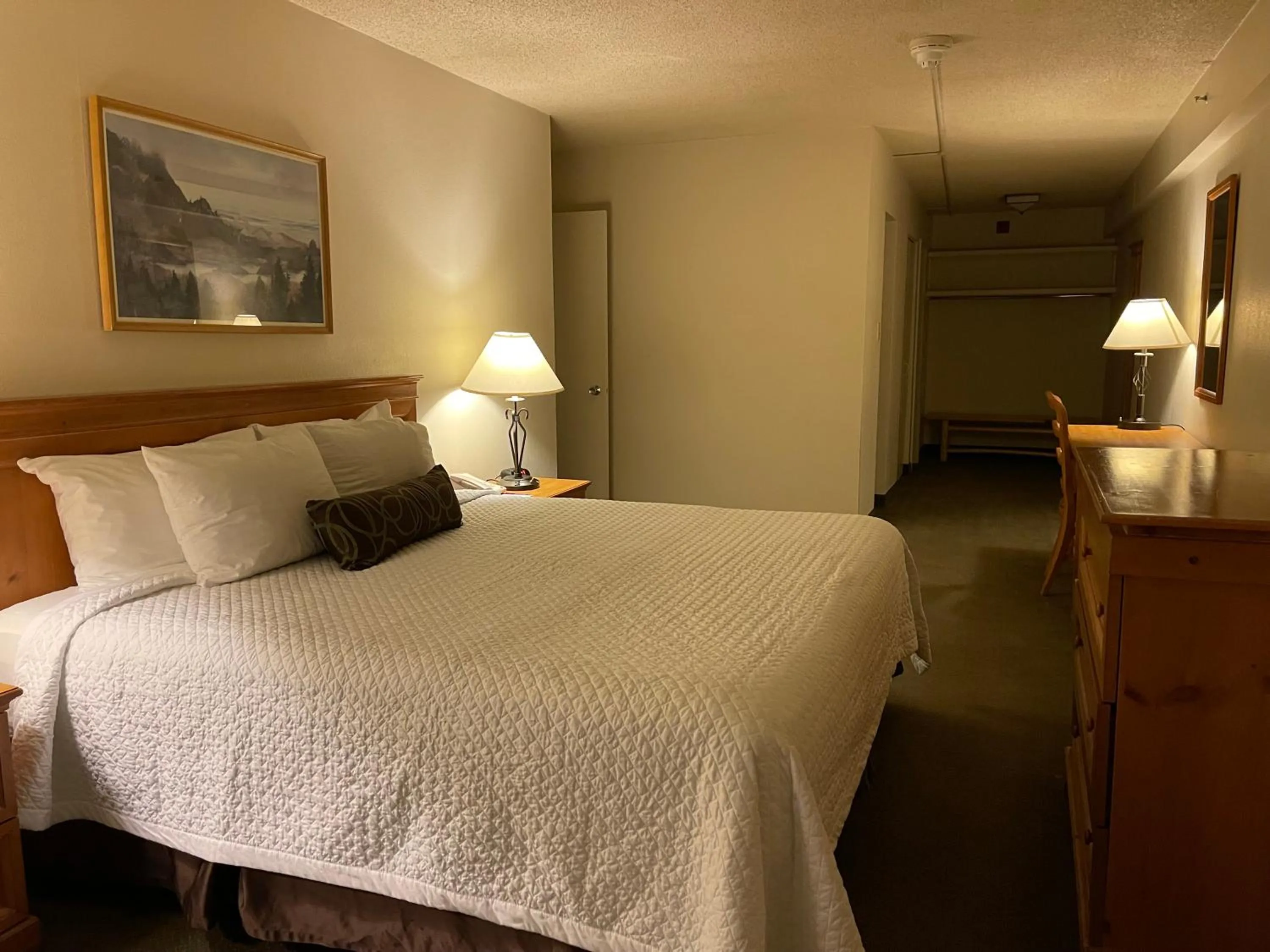 Bedroom, Bed in Coast Inn at Lake Hood