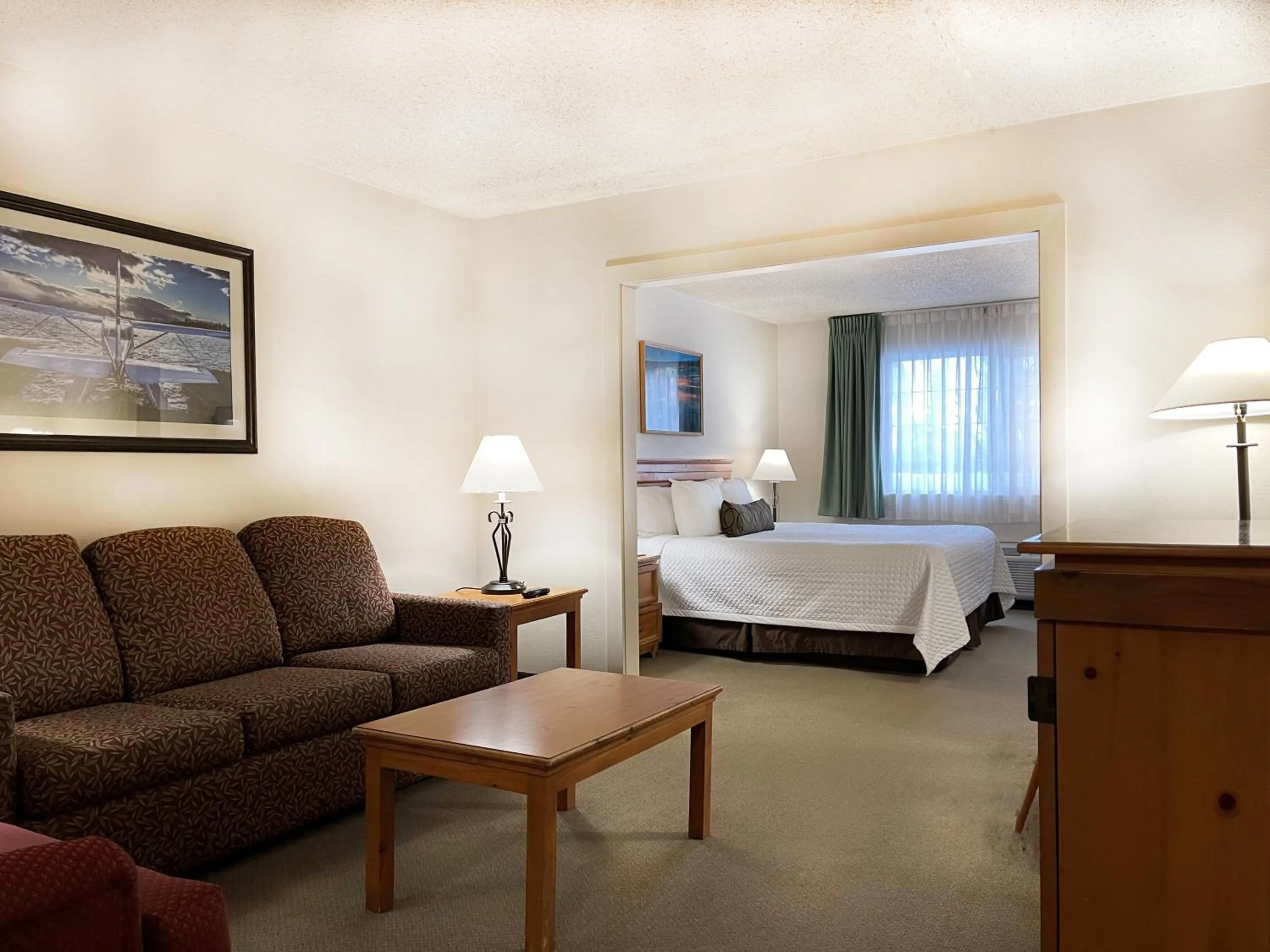 Living room, Bed in Coast Inn at Lake Hood