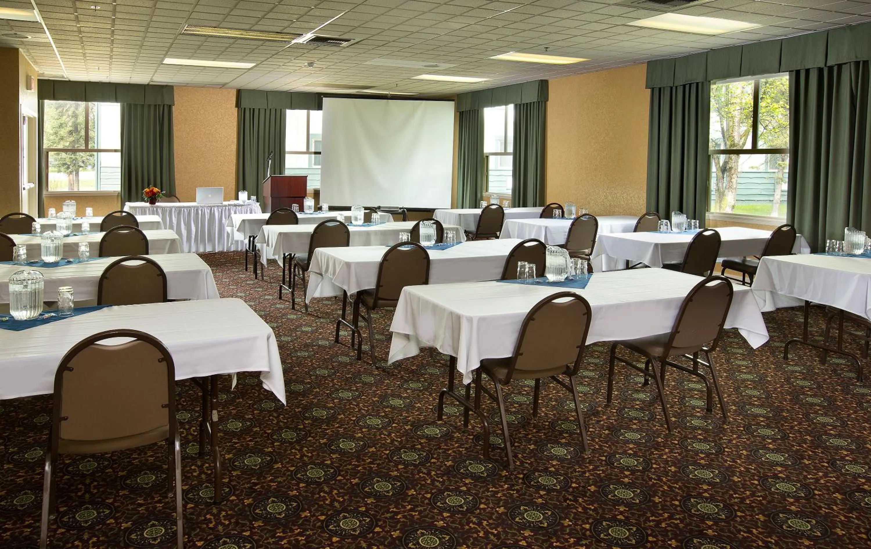 Business facilities in Coast Inn at Lake Hood